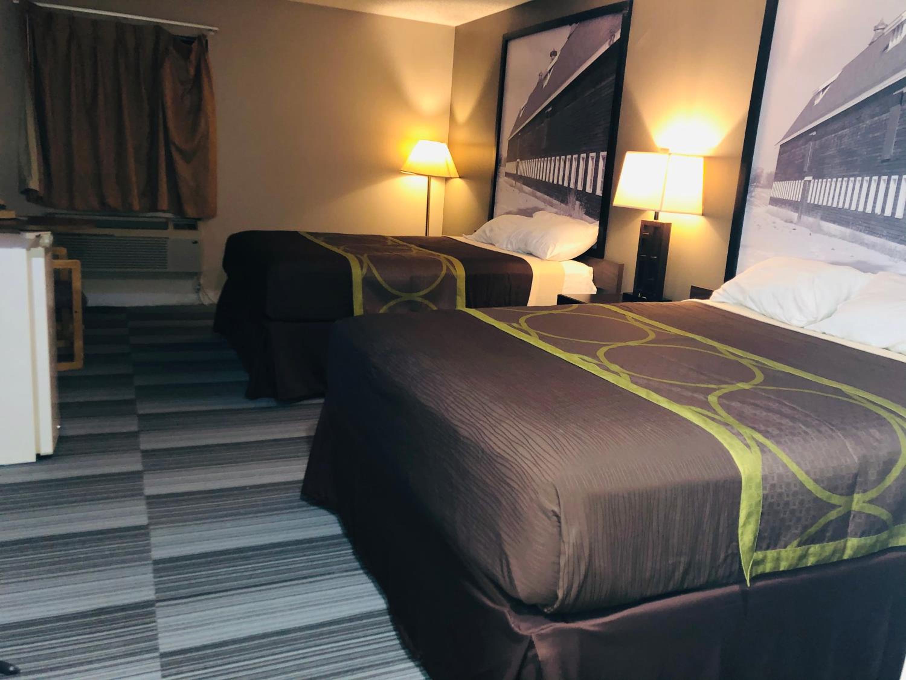 Queen Room With Two Queen Beds - Smoking photo 3