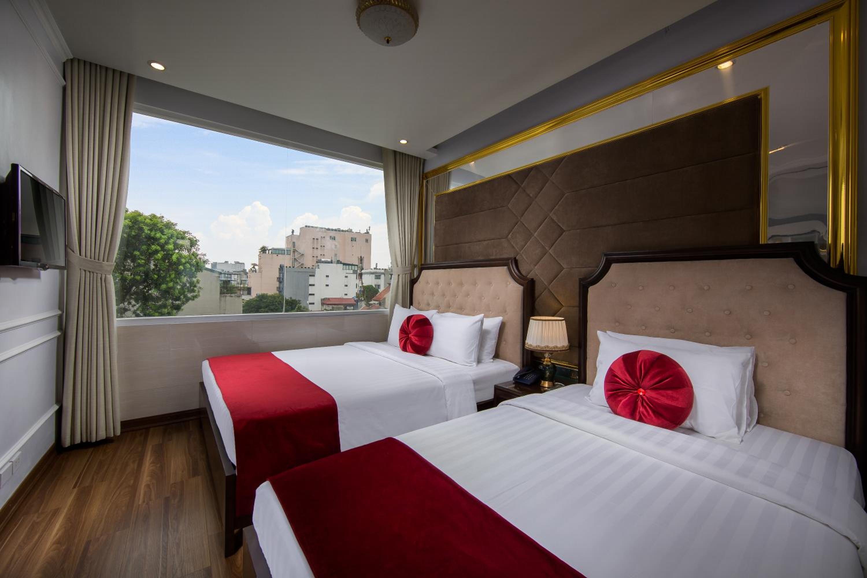 Family Suite with City View photo 2