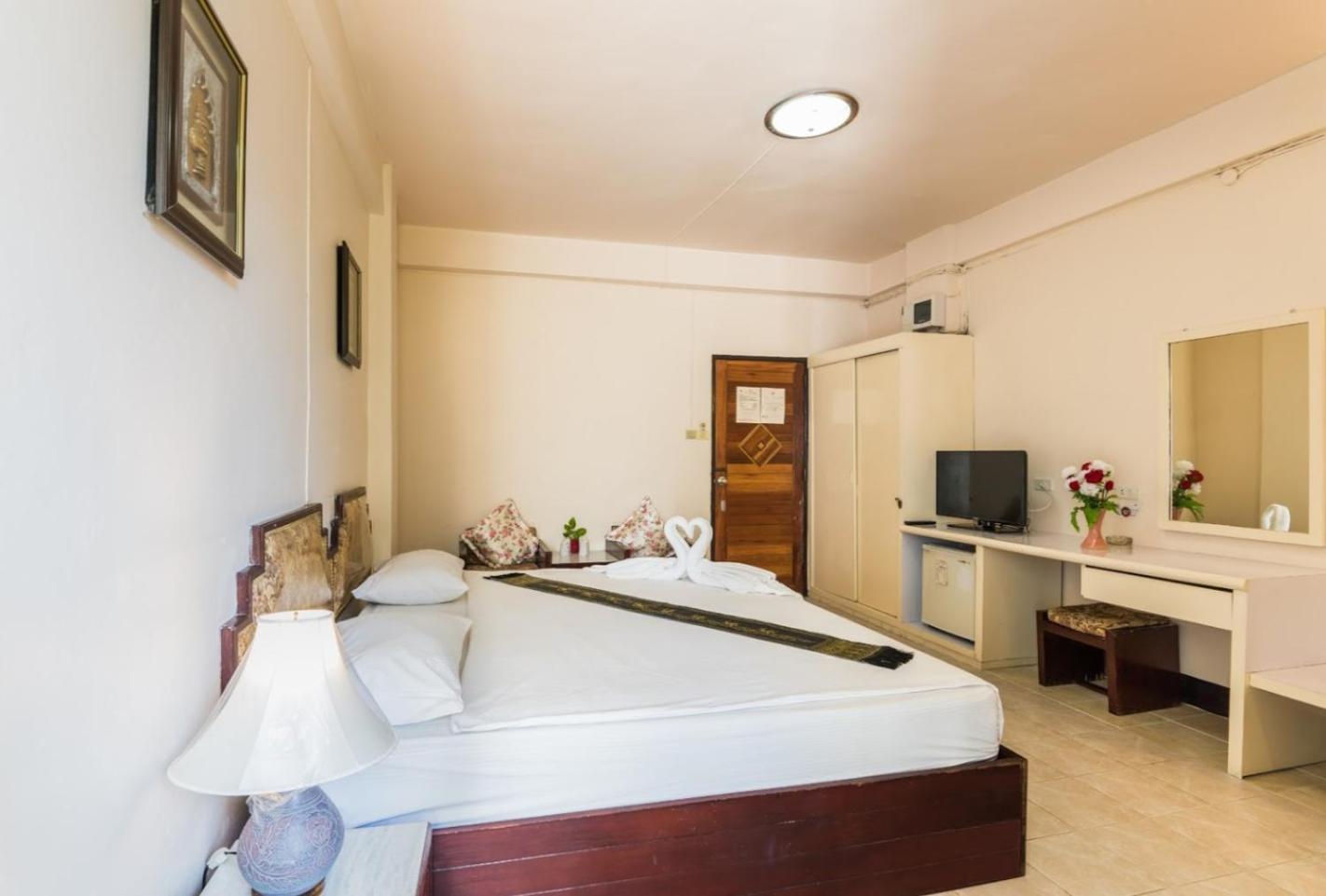 Superior Double or Twin Room with Pool View - Photo 2