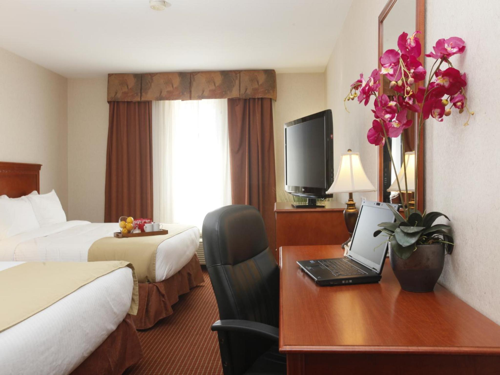Queen Room with Two Queen Beds photo 3