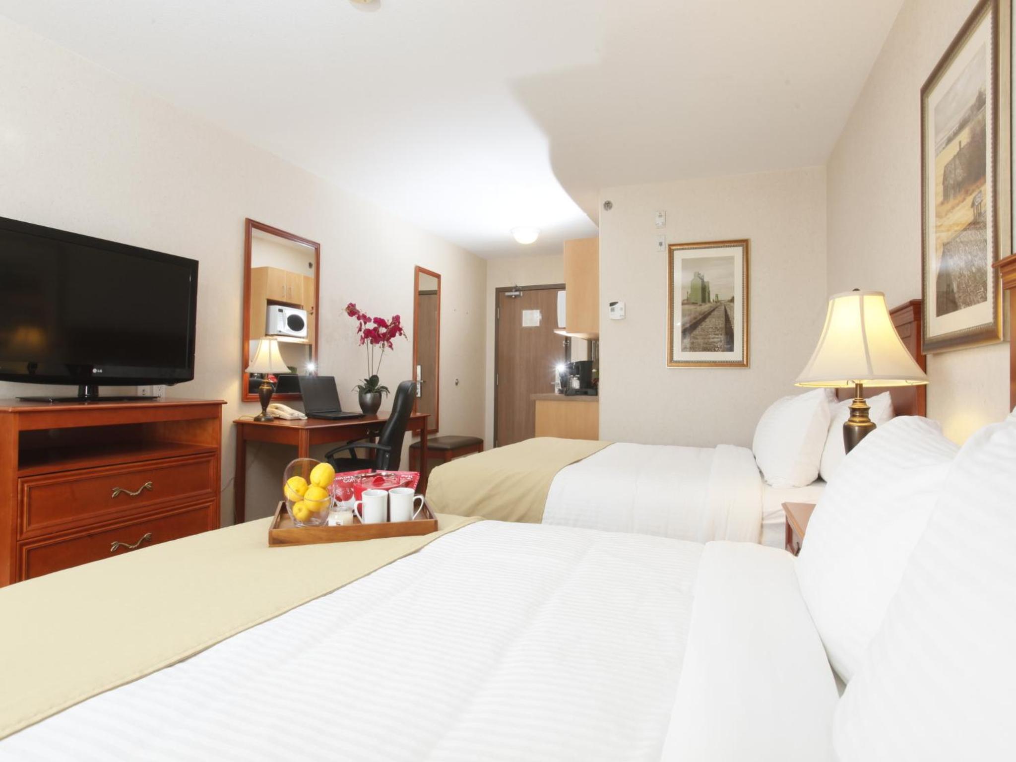 Queen Room with Two Queen Beds photo 2