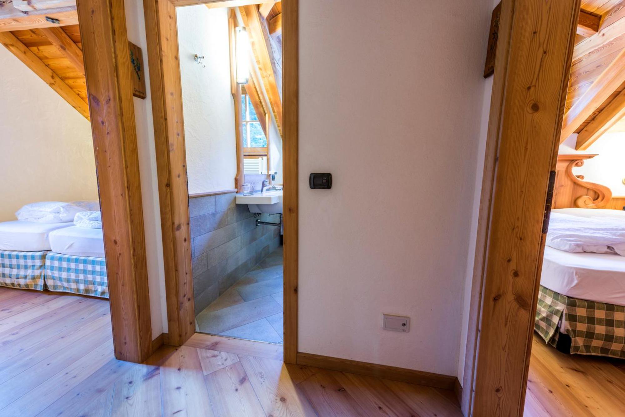 Two Connecting Double Rooms - Photo 6