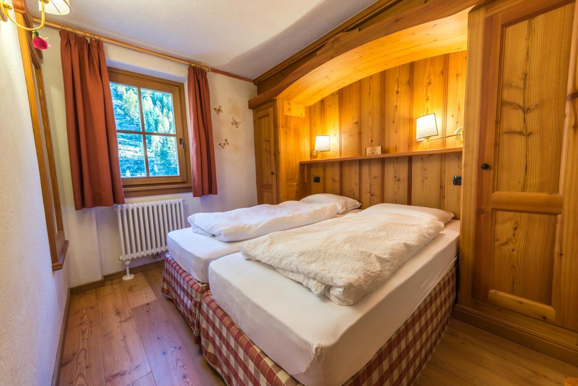 Two Connecting Double Rooms - Photo 1