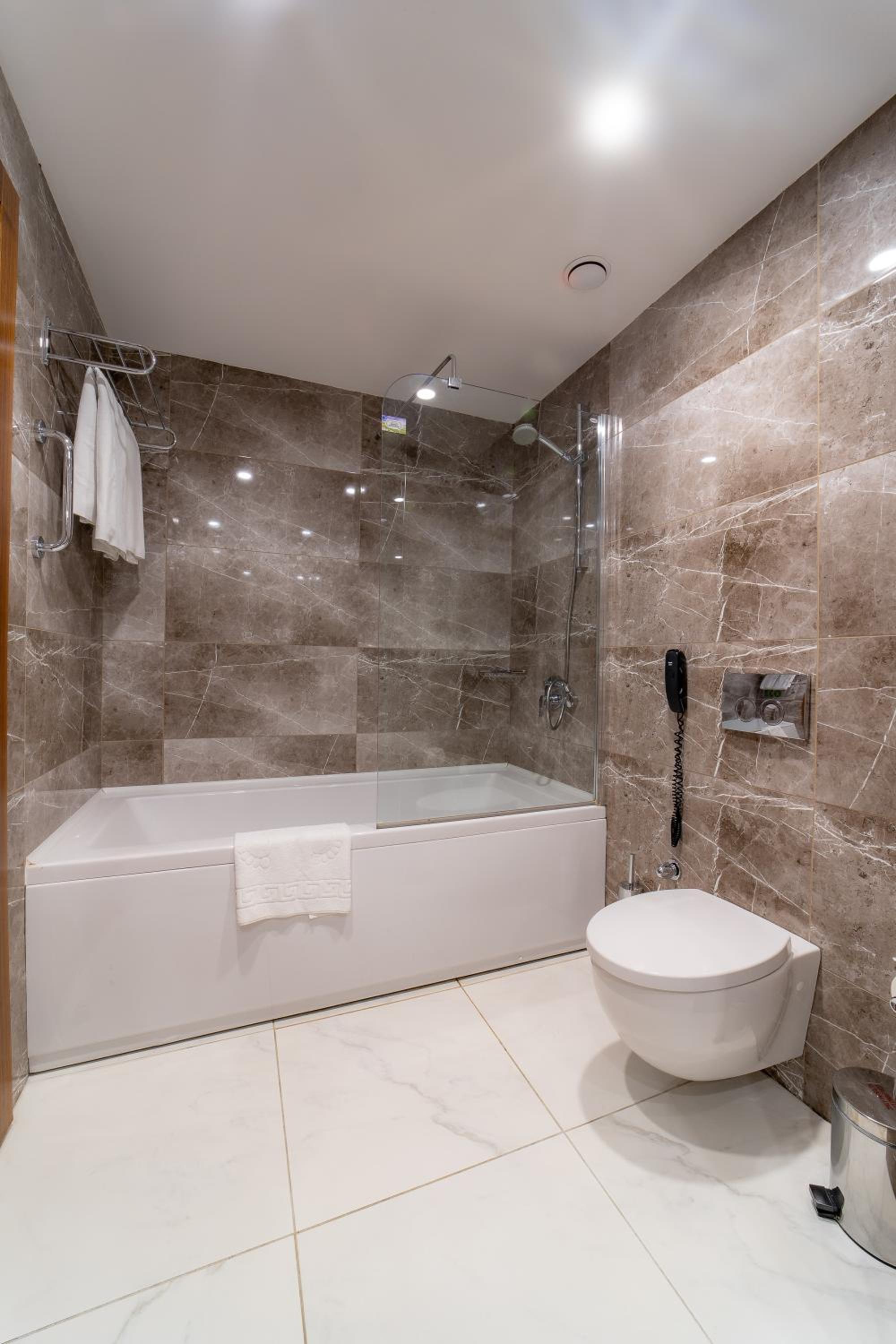 King Suite with Spa Bath - Photo 8