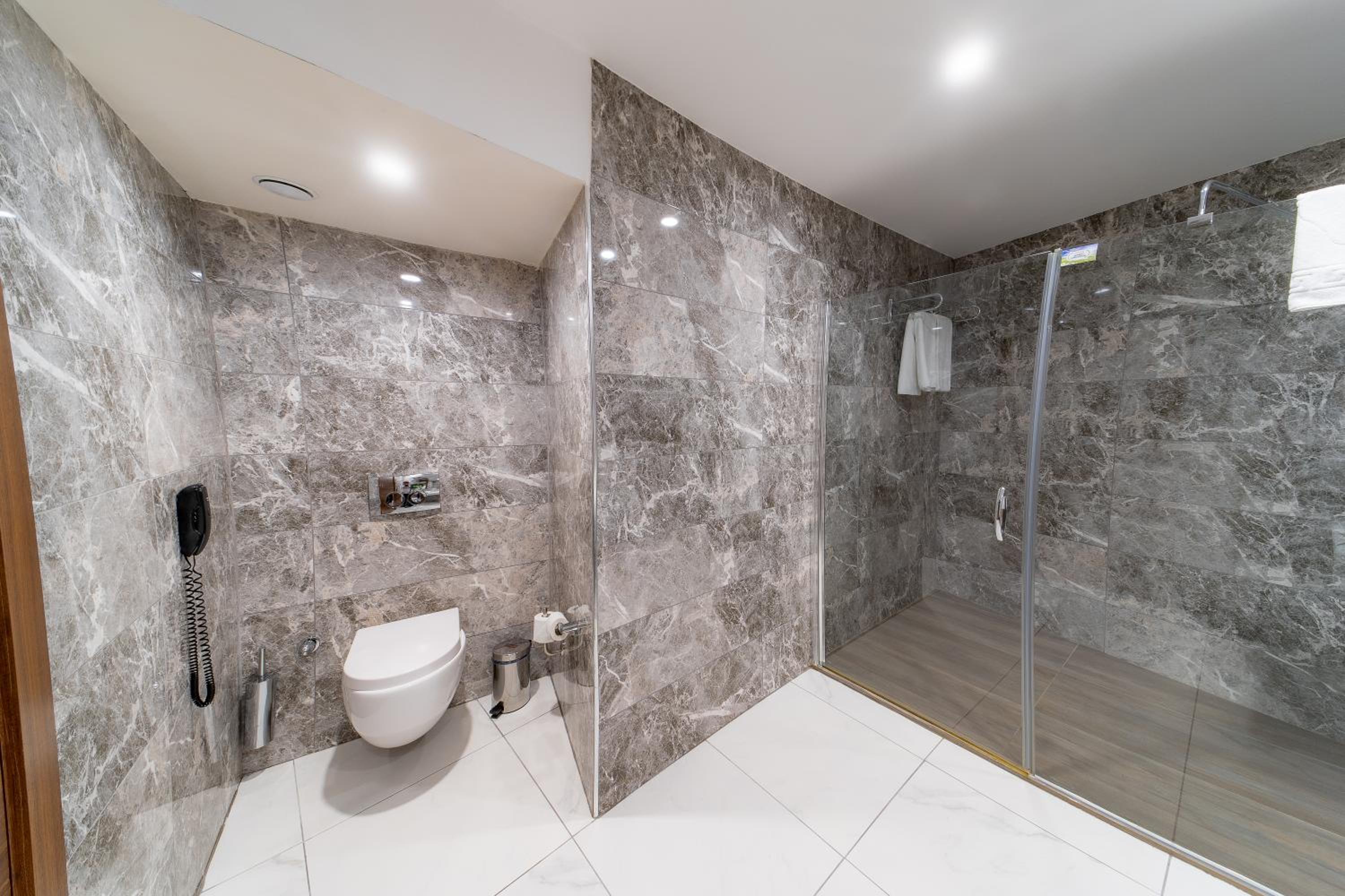 King Suite with Spa Bath - Photo 7