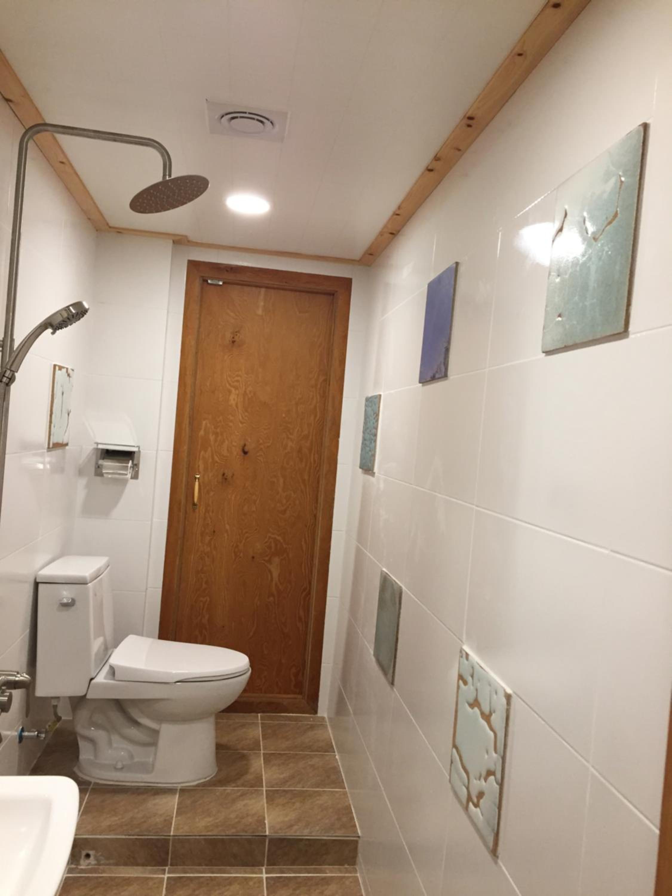 Deluxe Family Suite - Photo 10