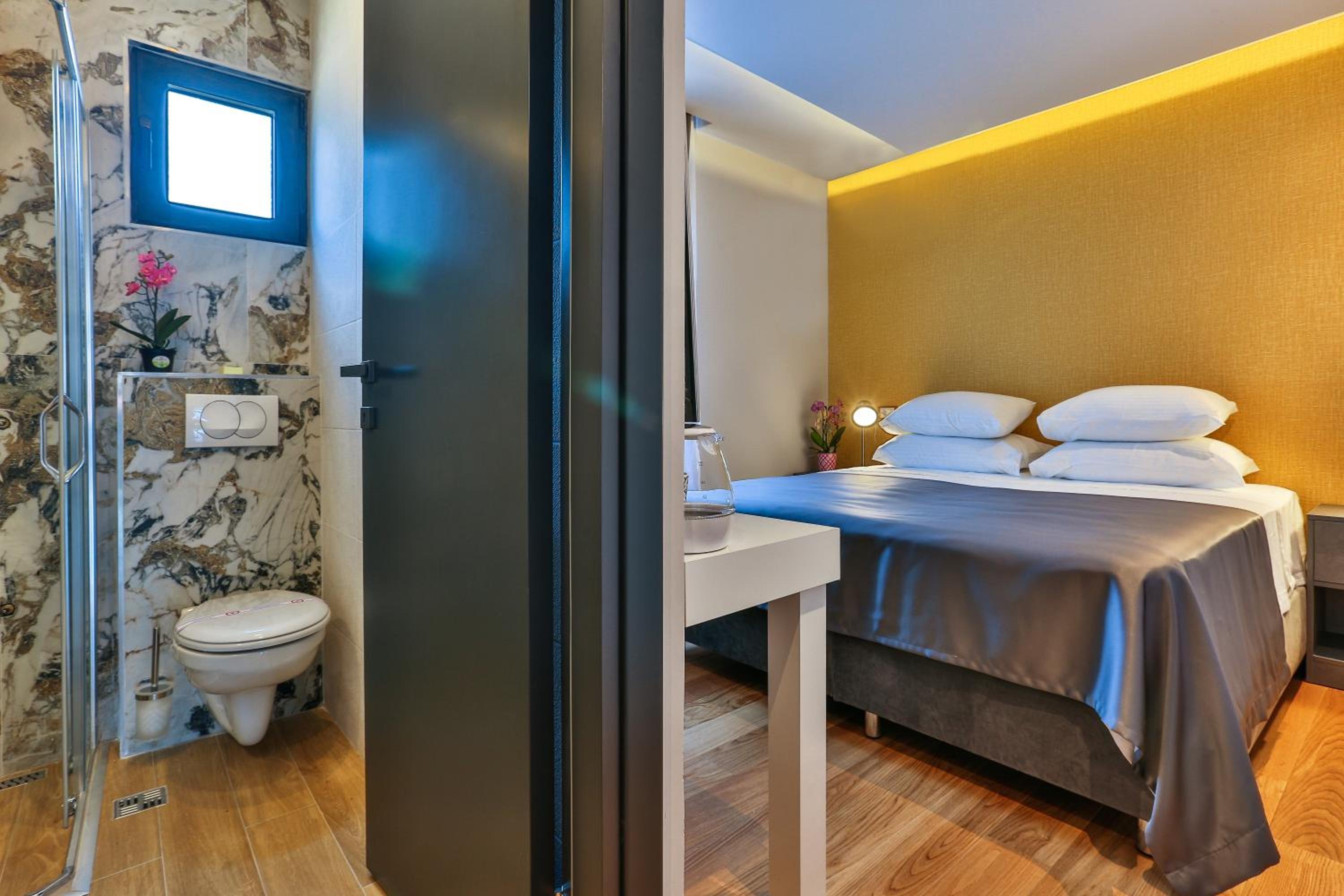 Deluxe Double Room small room photo 3