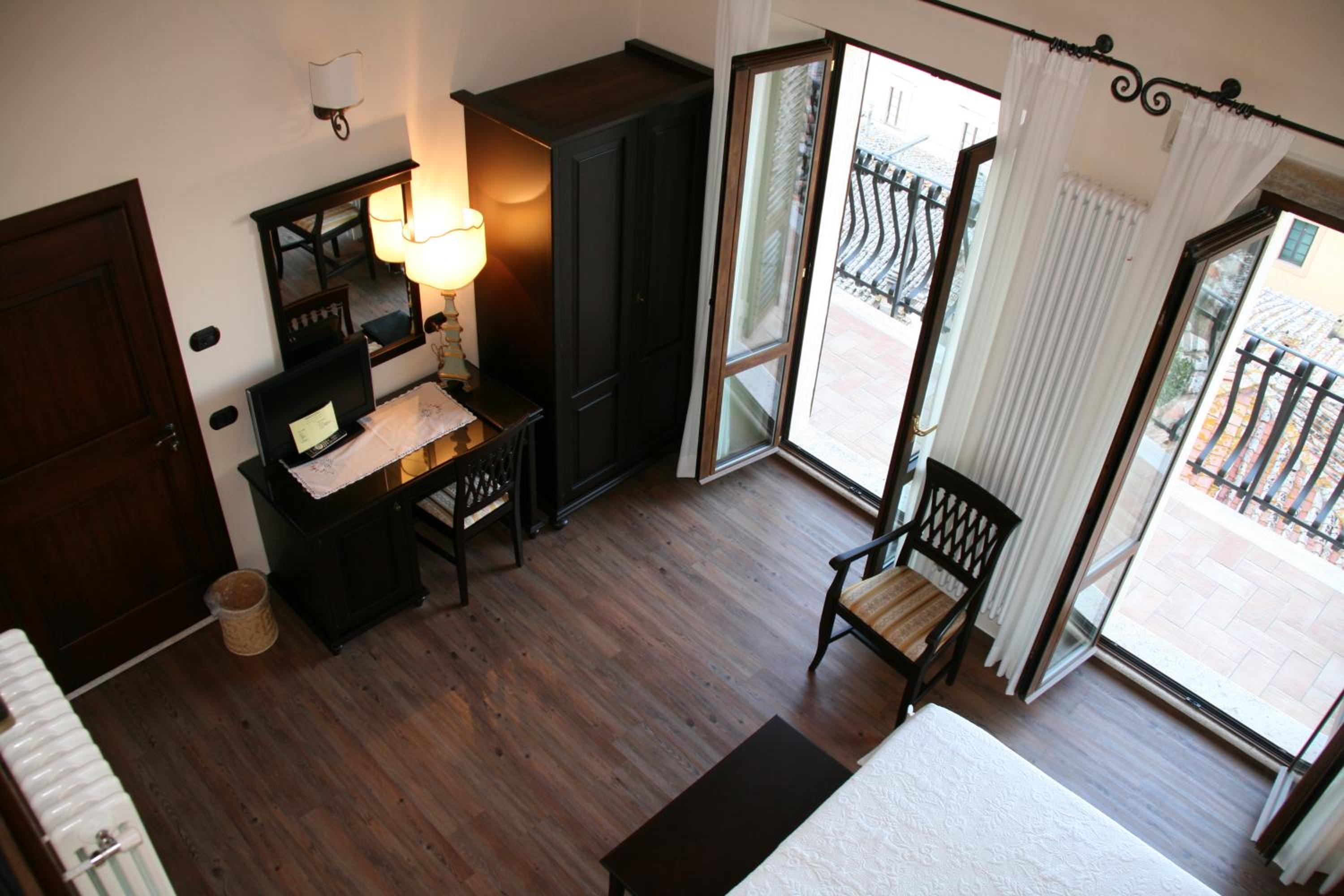 Junior Suite with Balcony - Photo 2