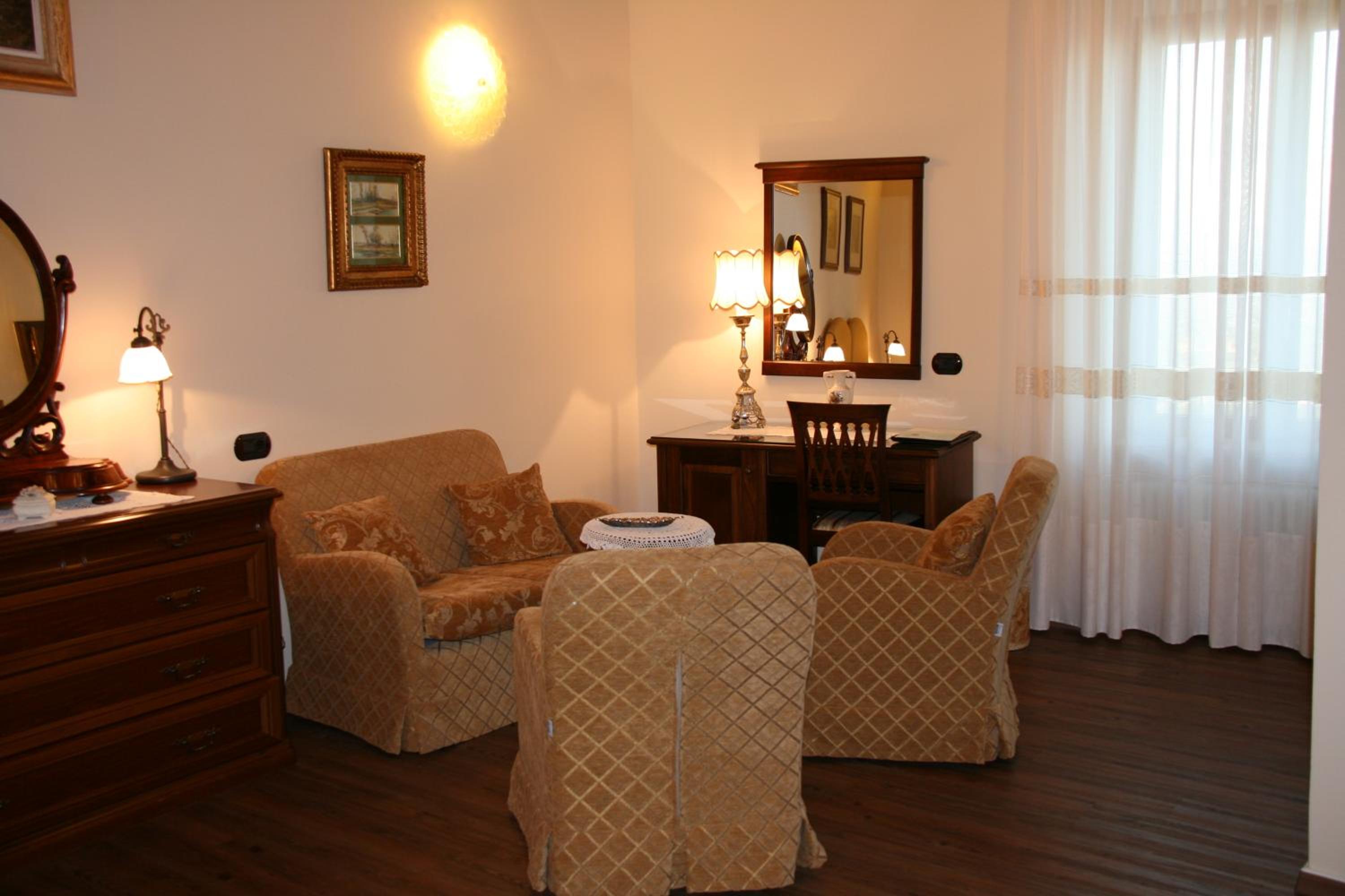 Deluxe King Suite - Photo 2
