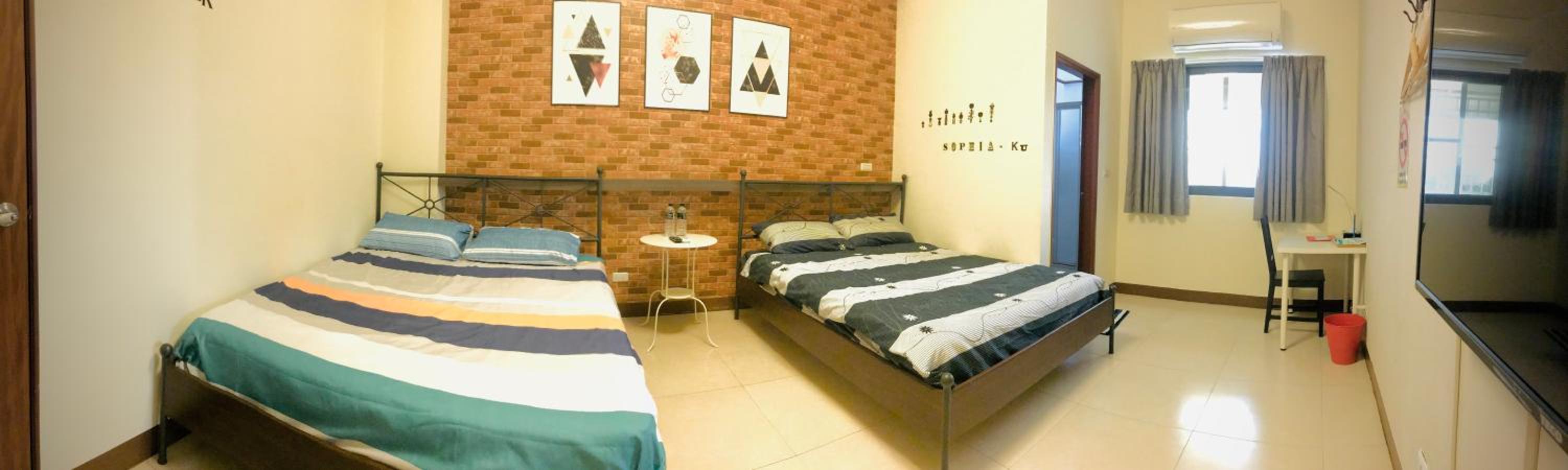 Quadruple Room with Private Bathroom photo 3
