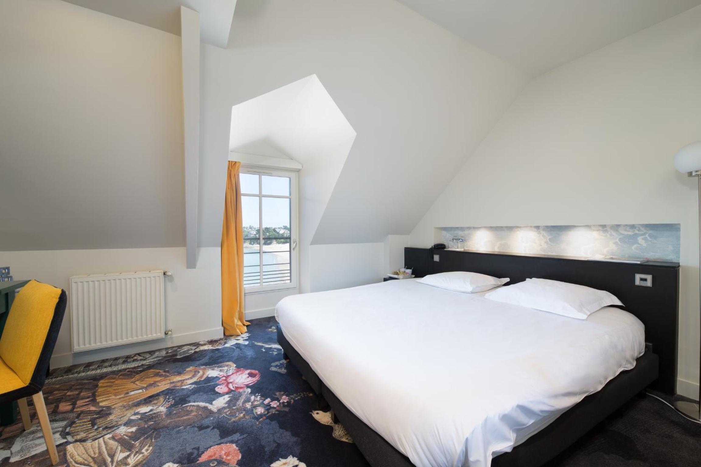 Superior Double Room with Bath and Sea View