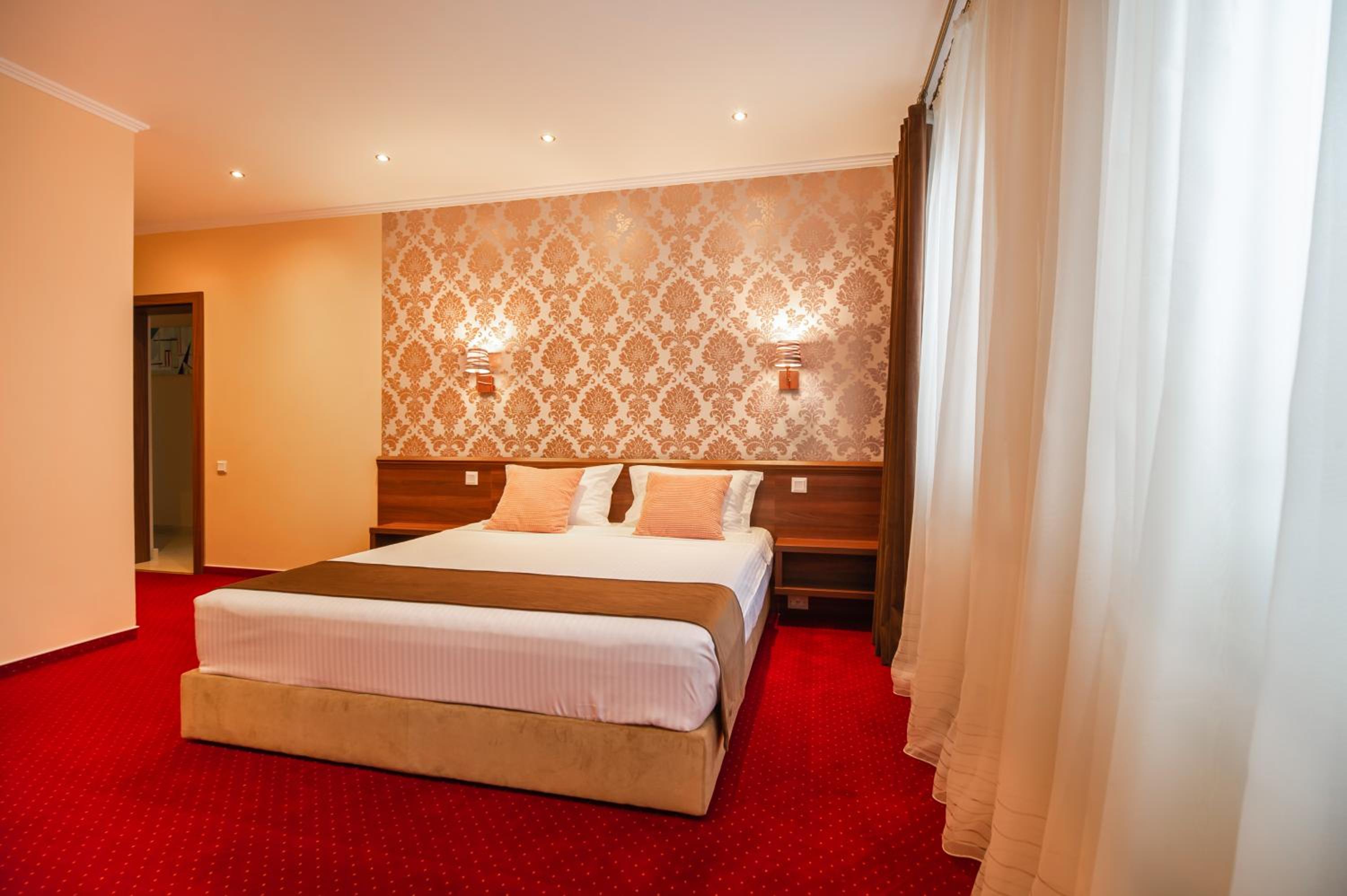 Deluxe King Room - Photo 6