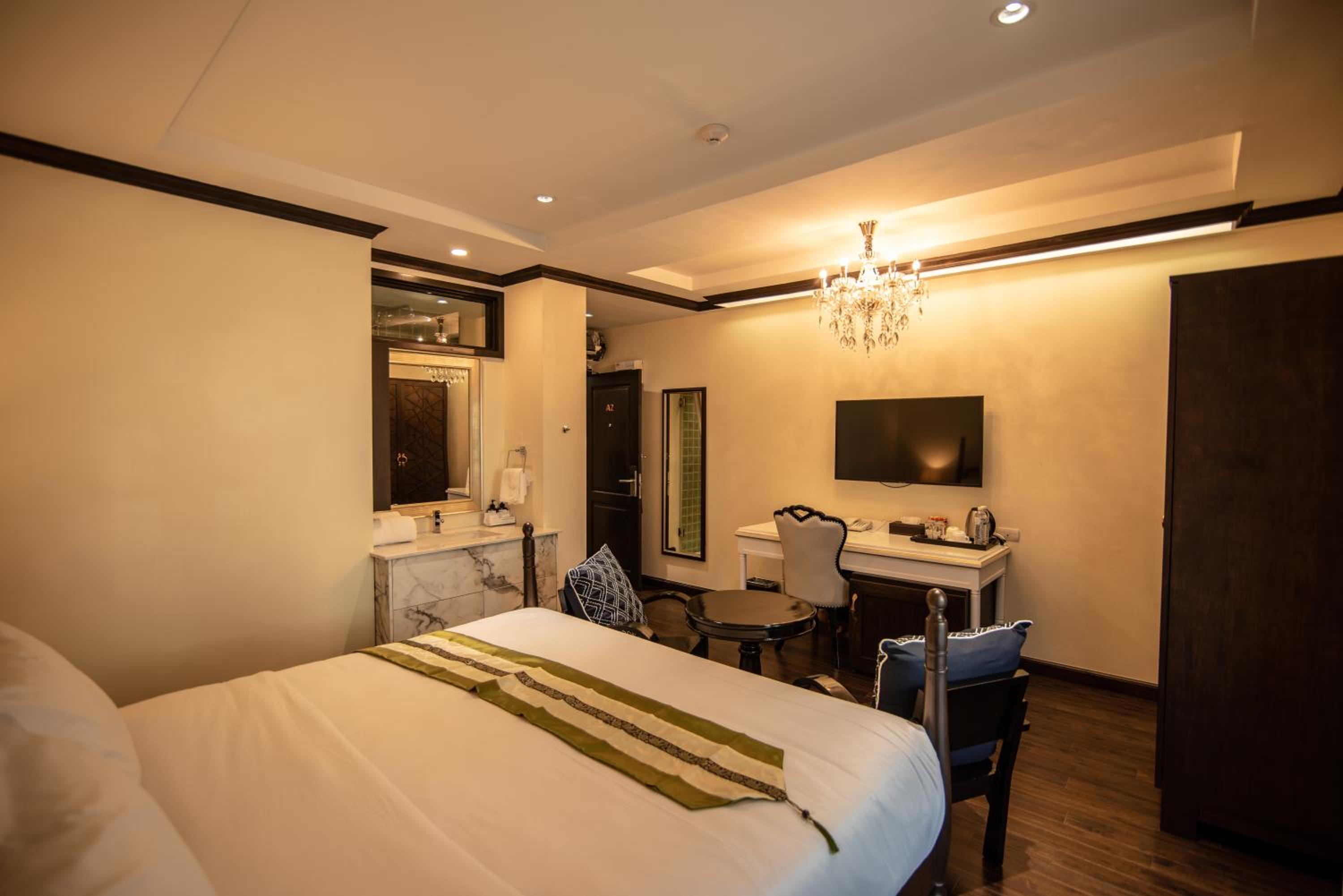 Deluxe Double Room with Balcony - Photo 9