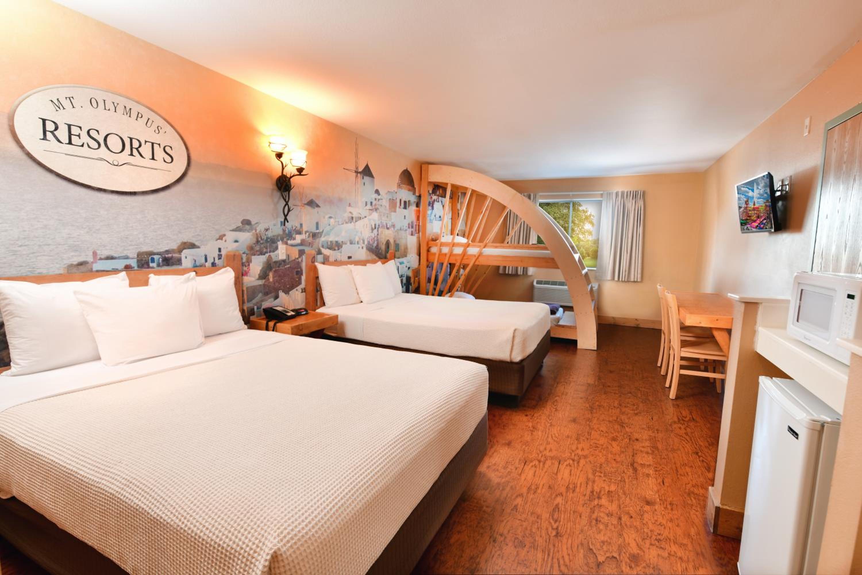 Resort Room 2 Queens with Bunk (includes free water & theme park passes) photo 1