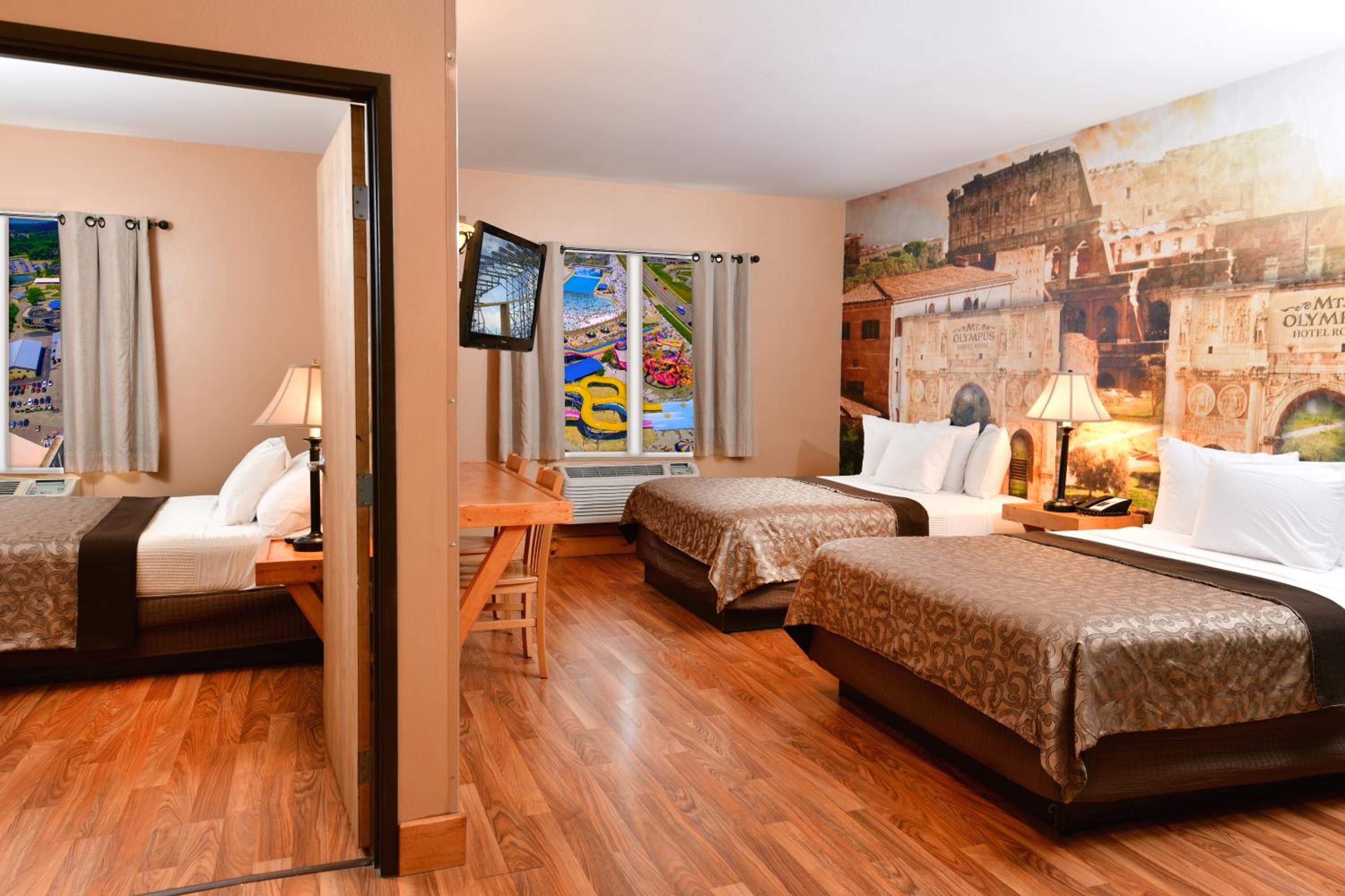 Hotel Room 3 Queen (includes free water & theme park passes) photo 1