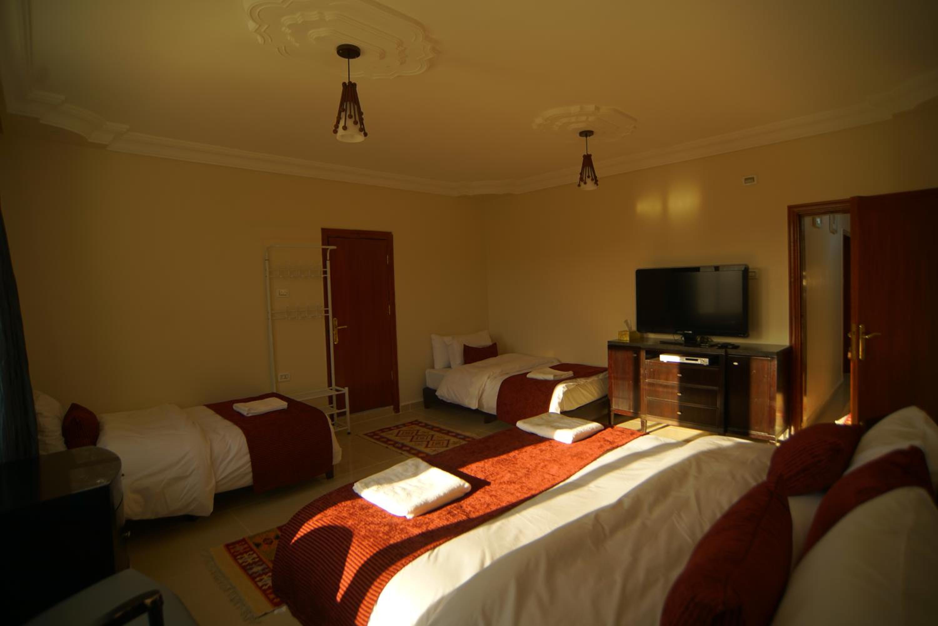 Family Room with Mountain View - Photo 6
