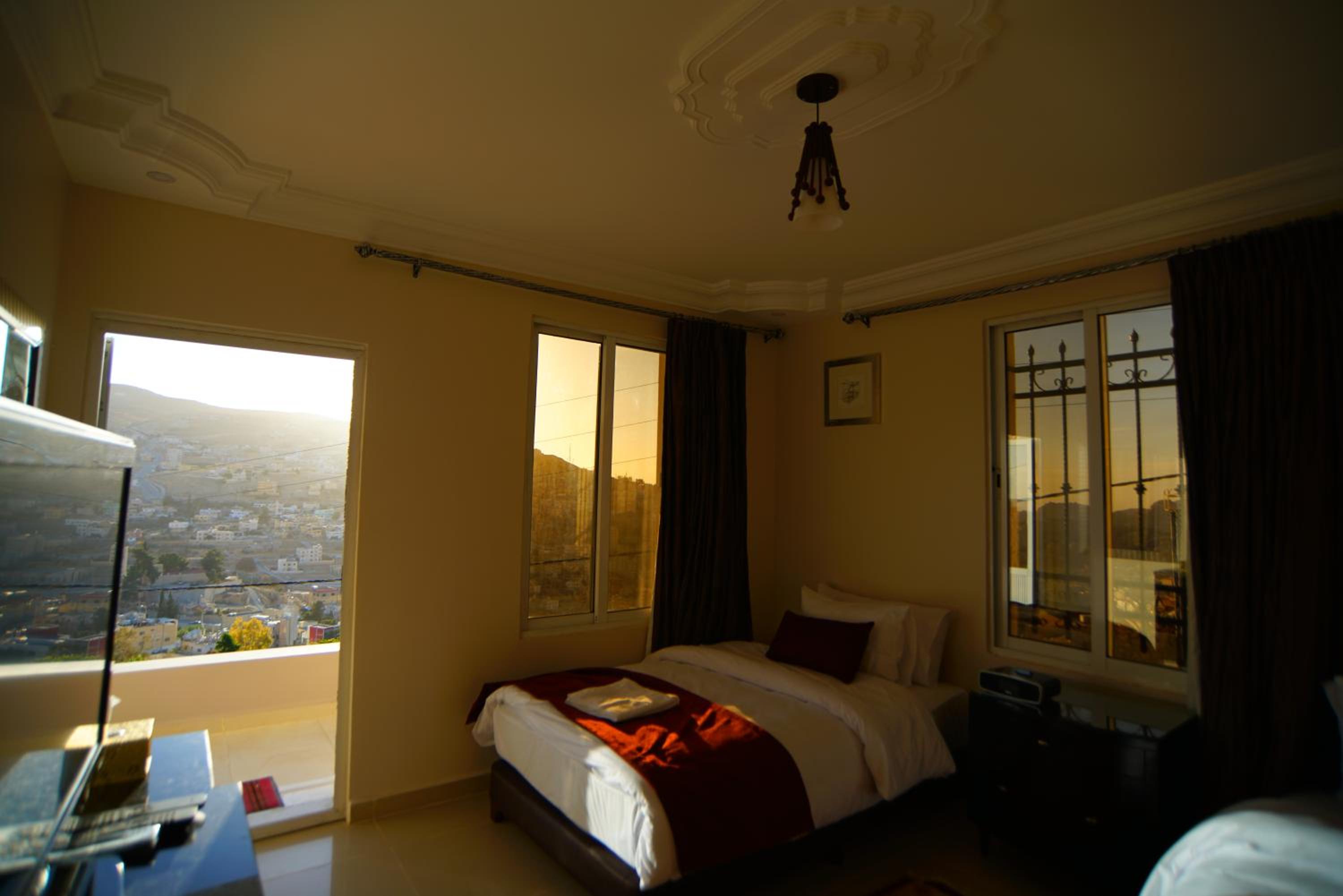 Twin Room with Balcony - Photo 8
