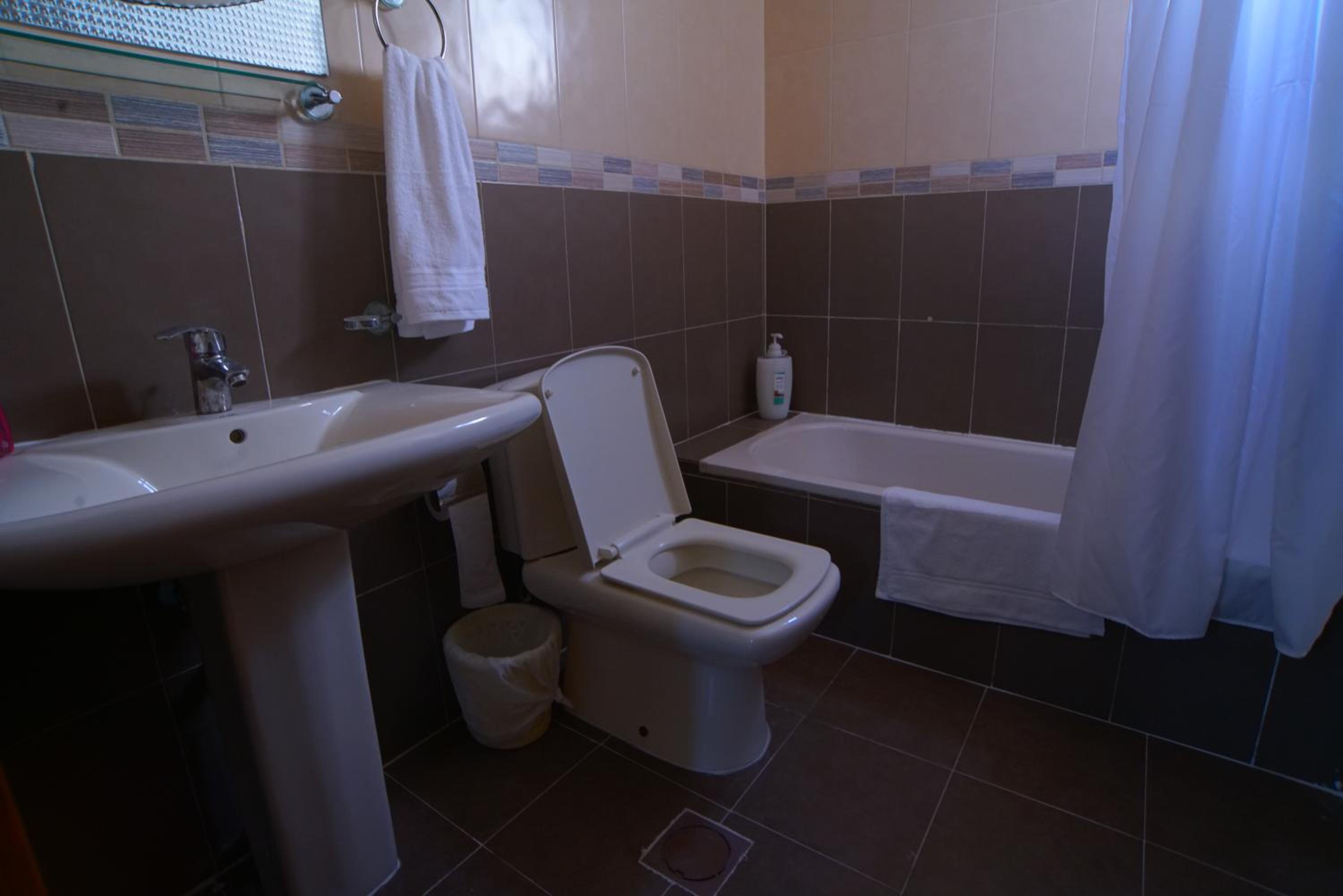 Twin Room with Balcony - Photo 6