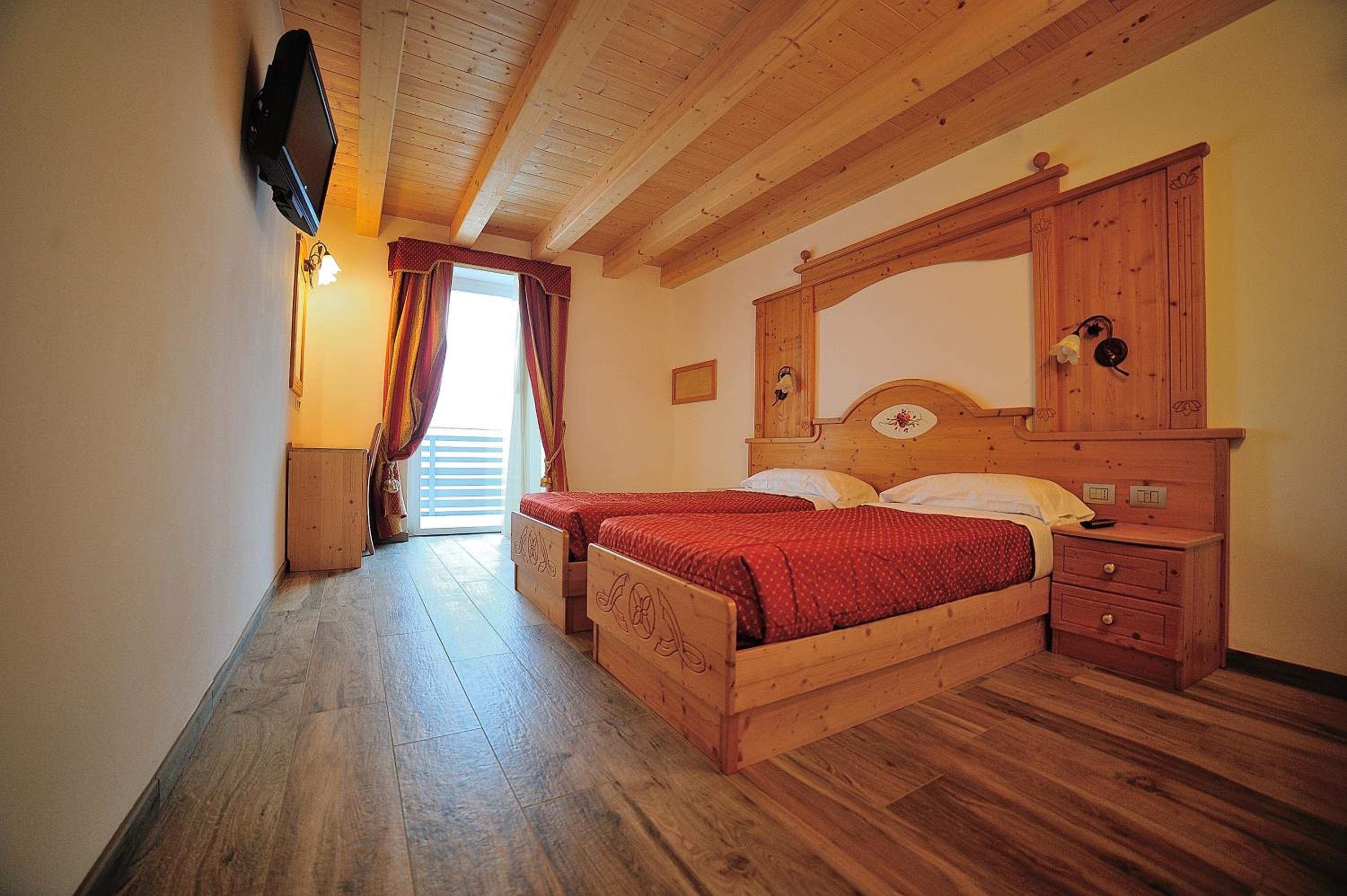 Superior Double or Twin Room with Lake View photo 3