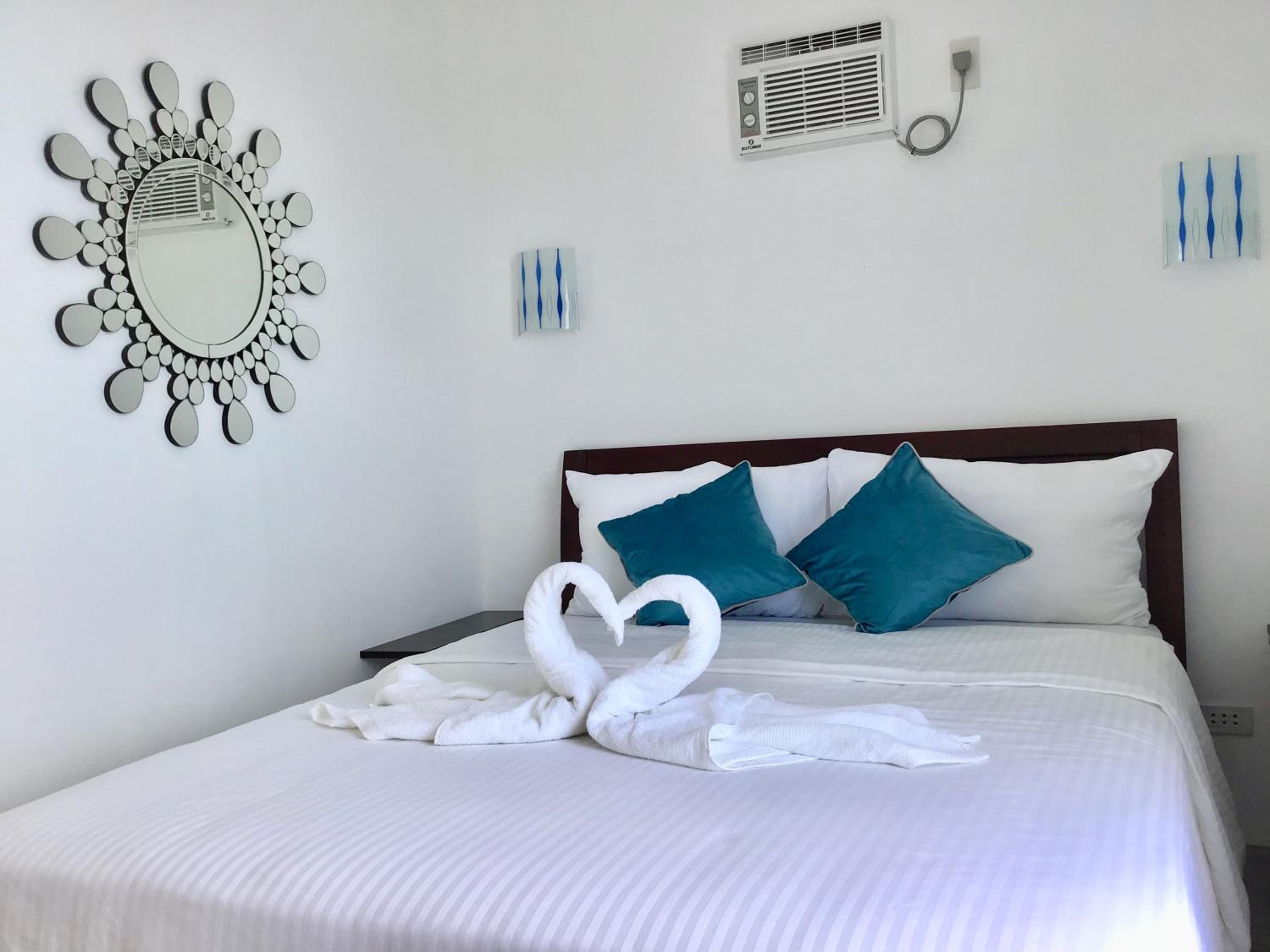 Queen Room with Sea View - Photo 19