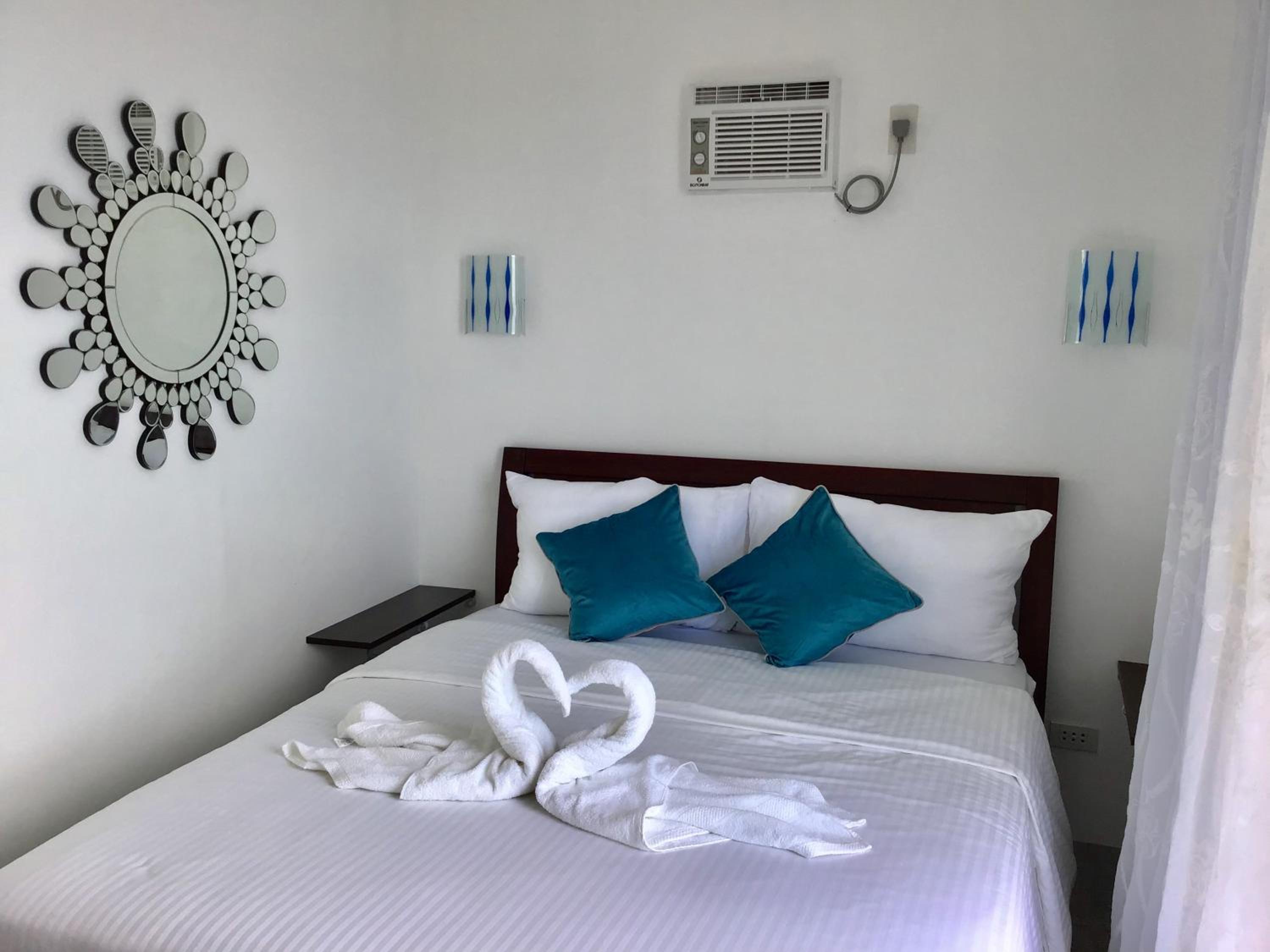 Queen Room with Sea View - Photo 20