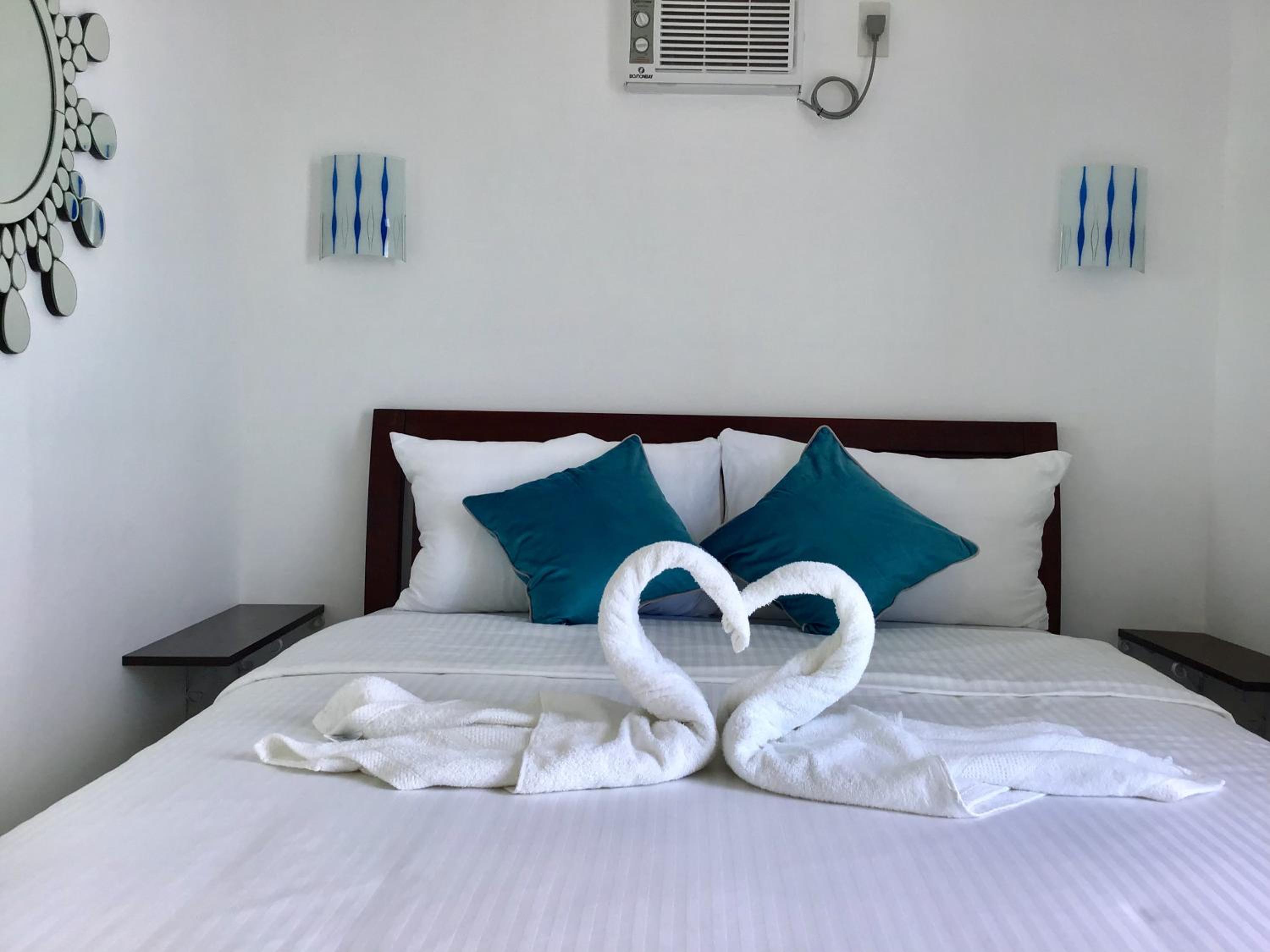 Queen Room with Sea View - Photo 15
