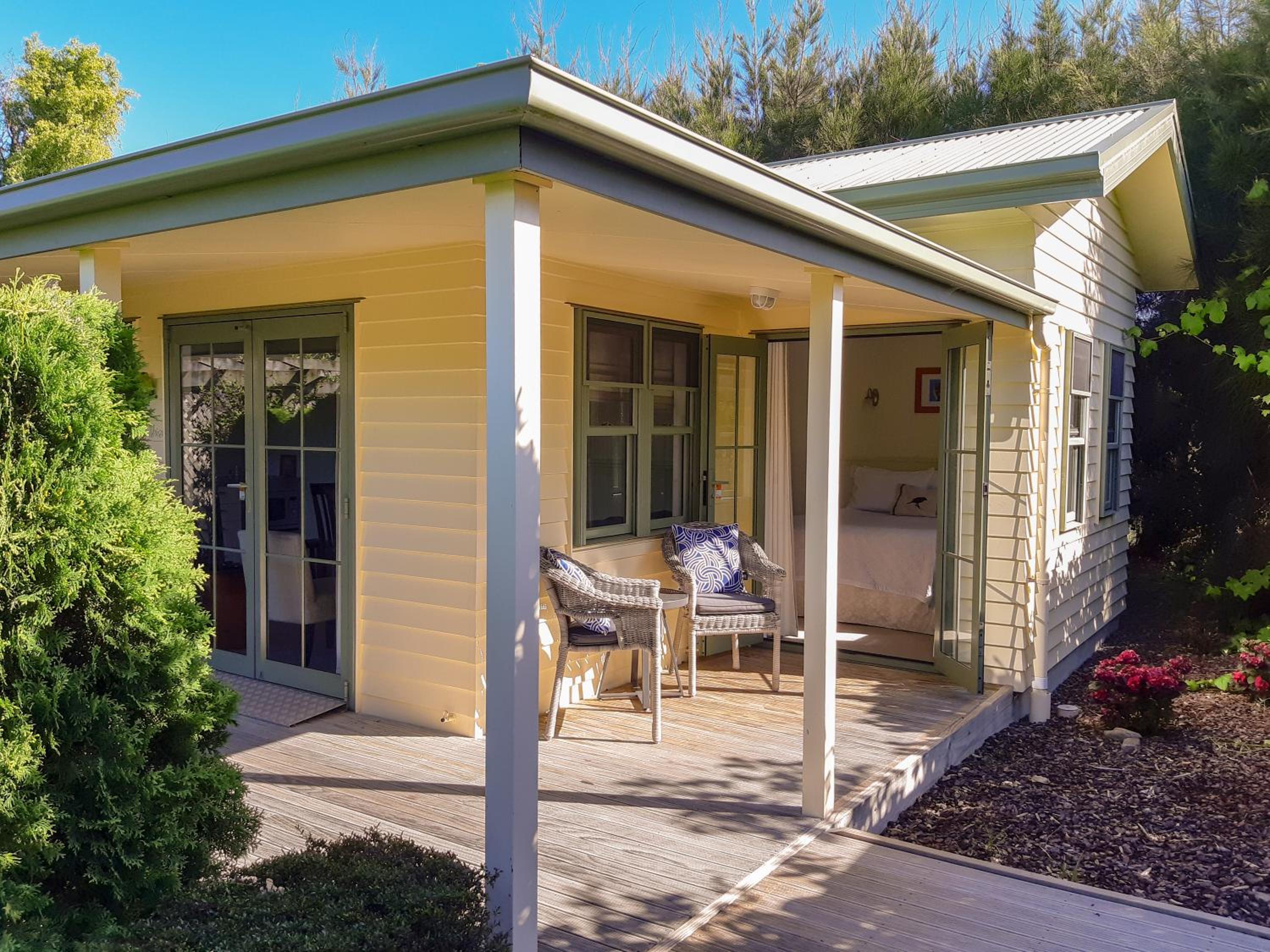 Deluxe Two-Bedroom Cottage photo 3