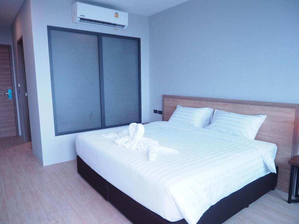 Double Room with Pool View - Photo 7