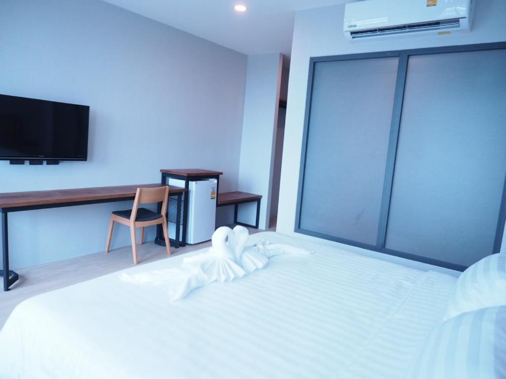 Double Room with Pool View - Photo 4