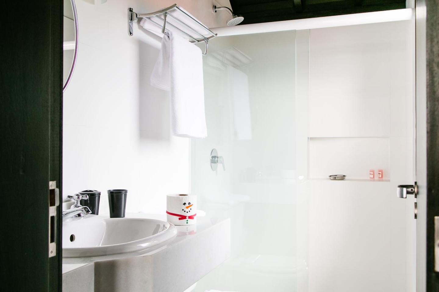 Deluxe Suite with Spa Bath - Photo 2