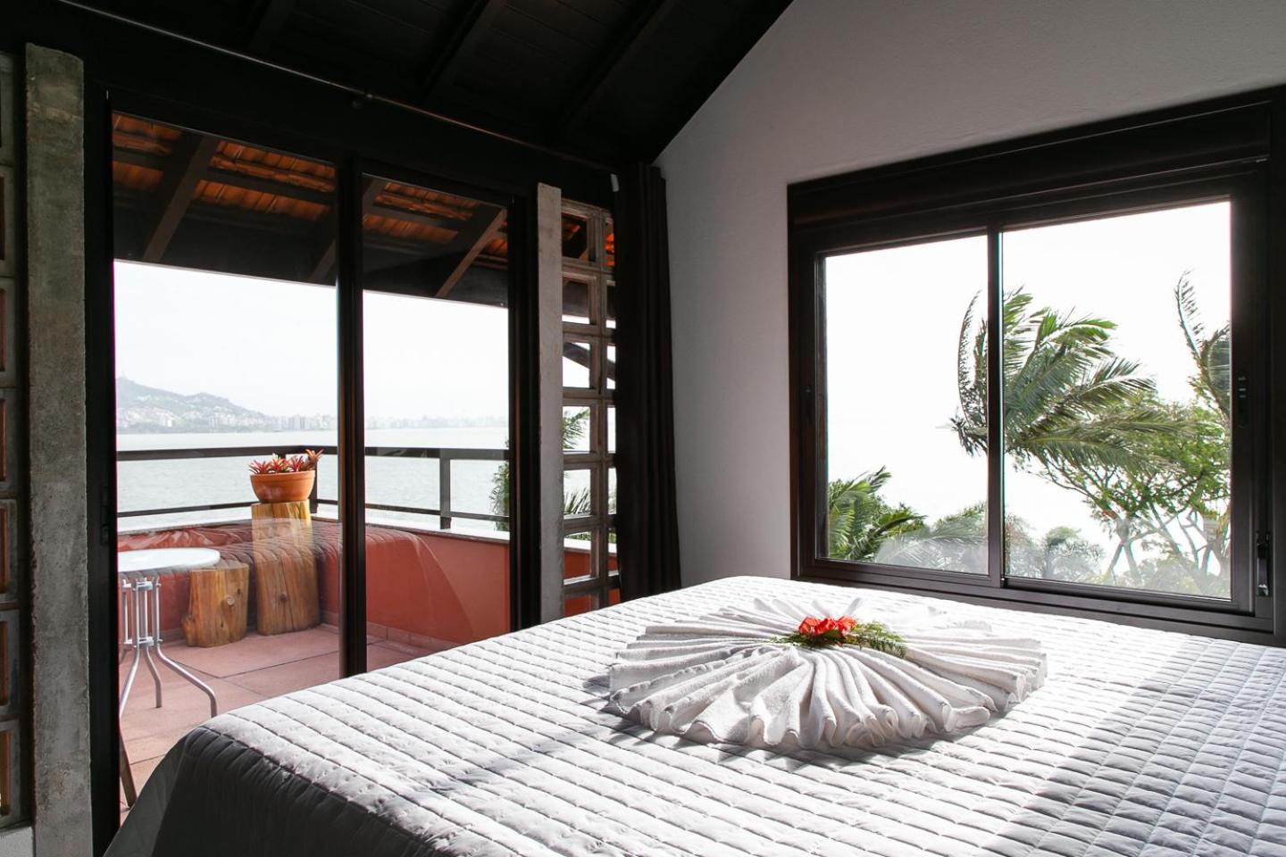 Deluxe Suite with Sea View - Photo 3