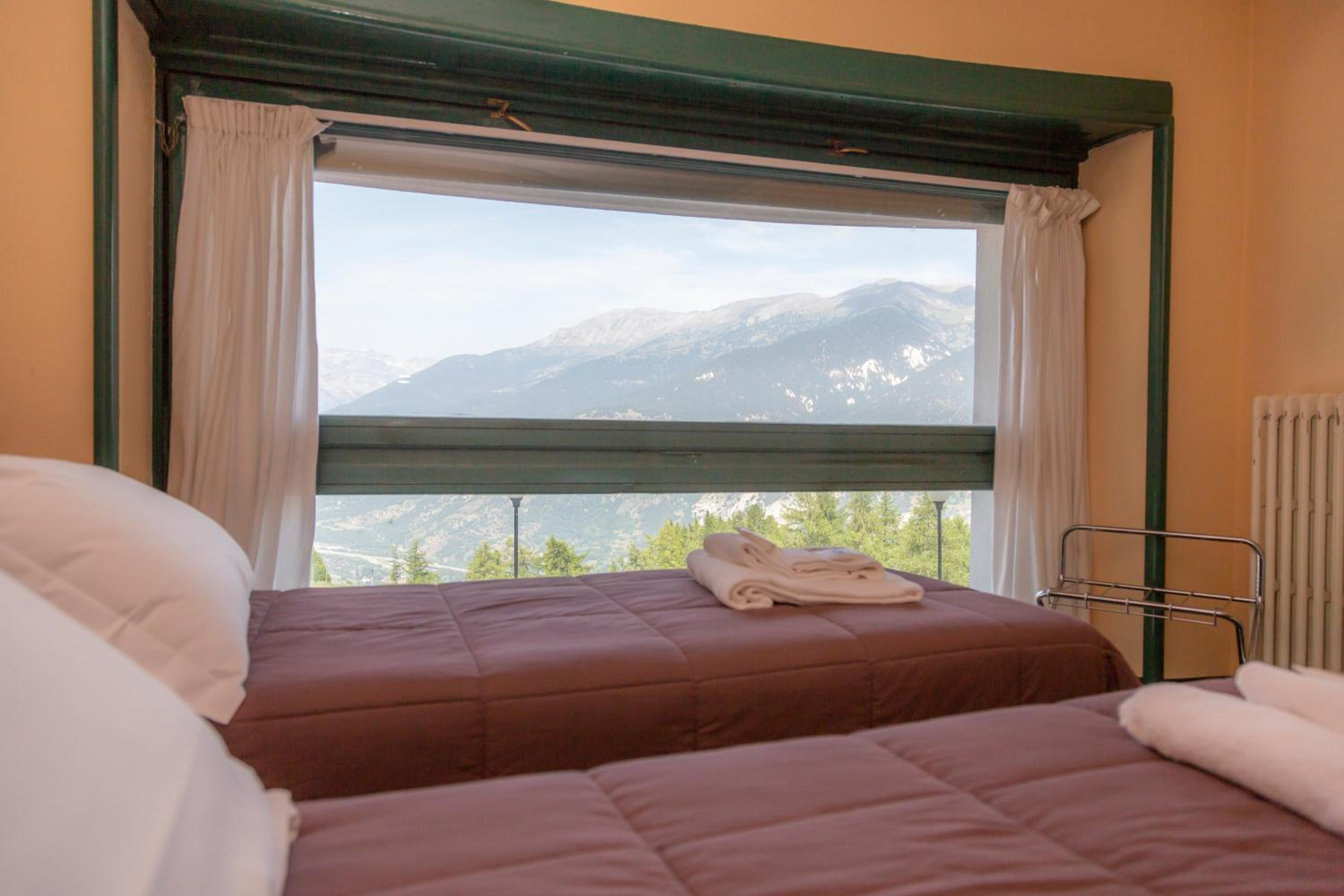 Family Room with Mountain View photo 3