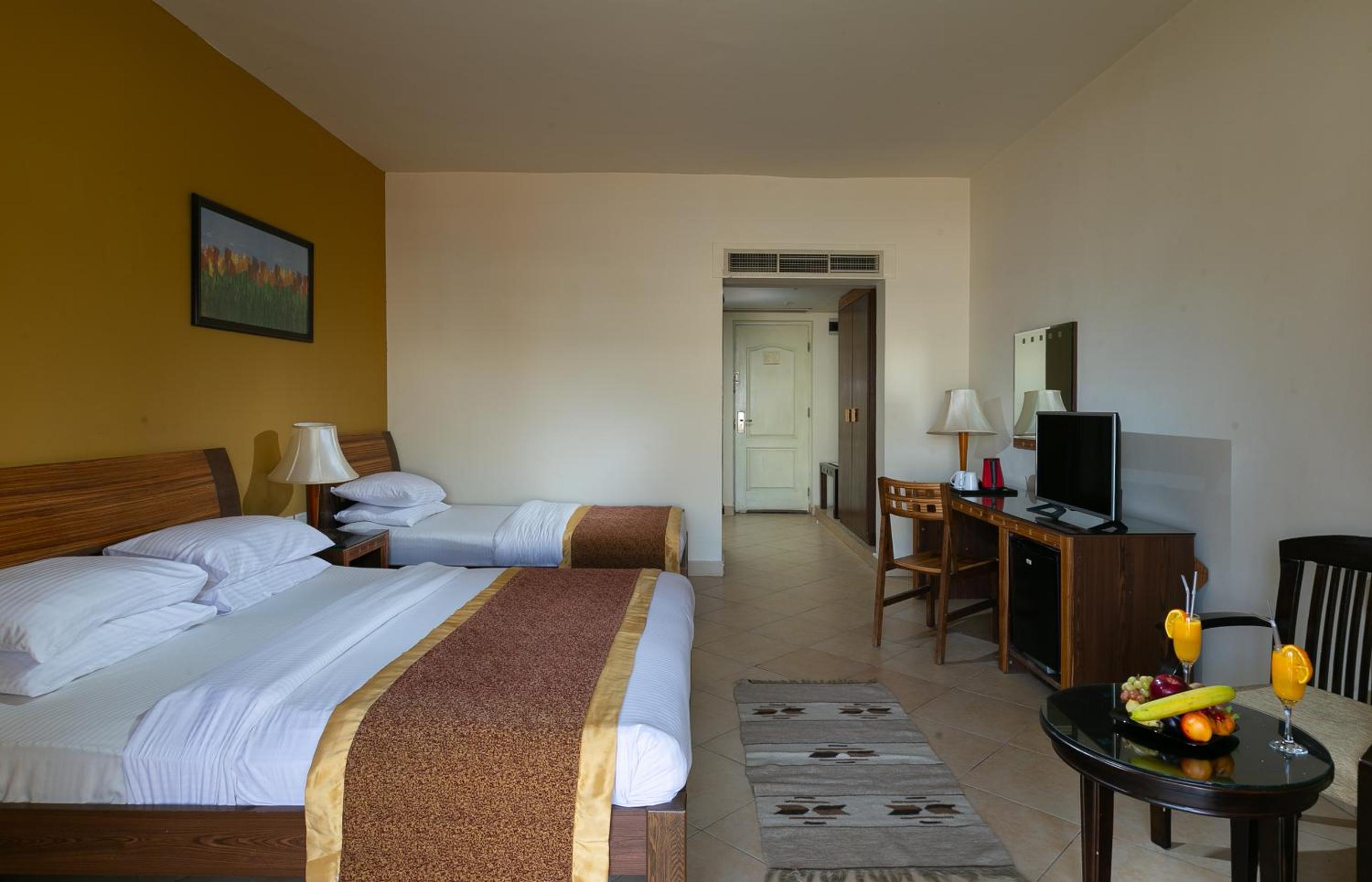Superior Room with Pool View thumbnail 5