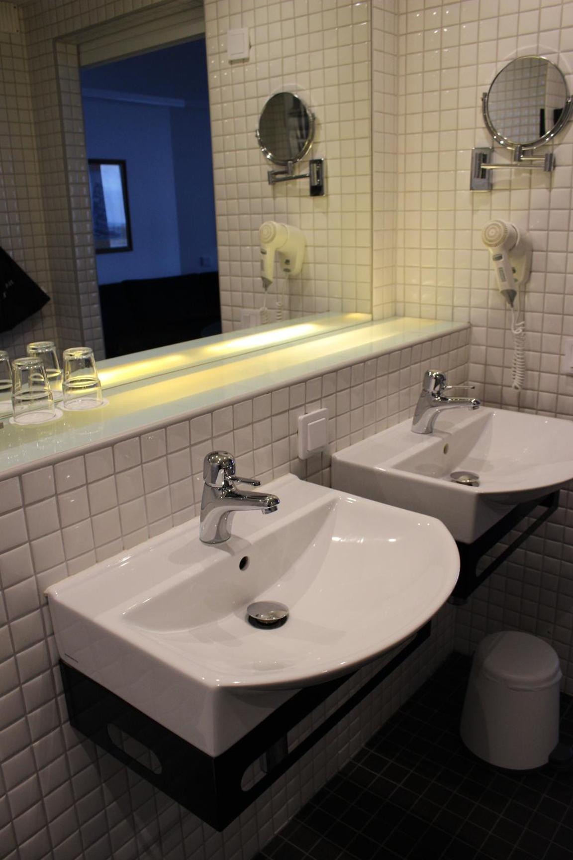 Queen Suite with Sea View - Photo 8