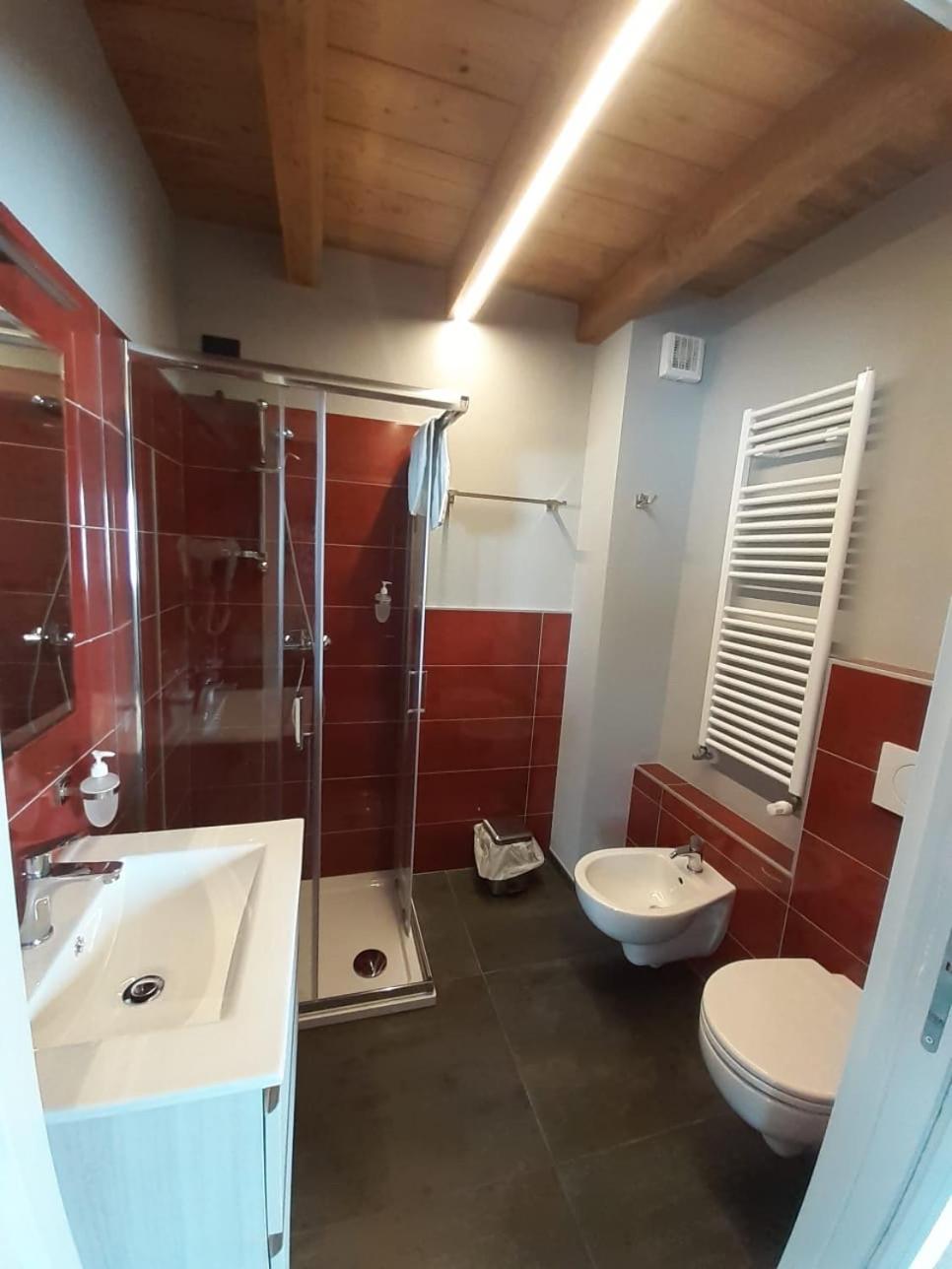 Quadruple Room - Photo 11