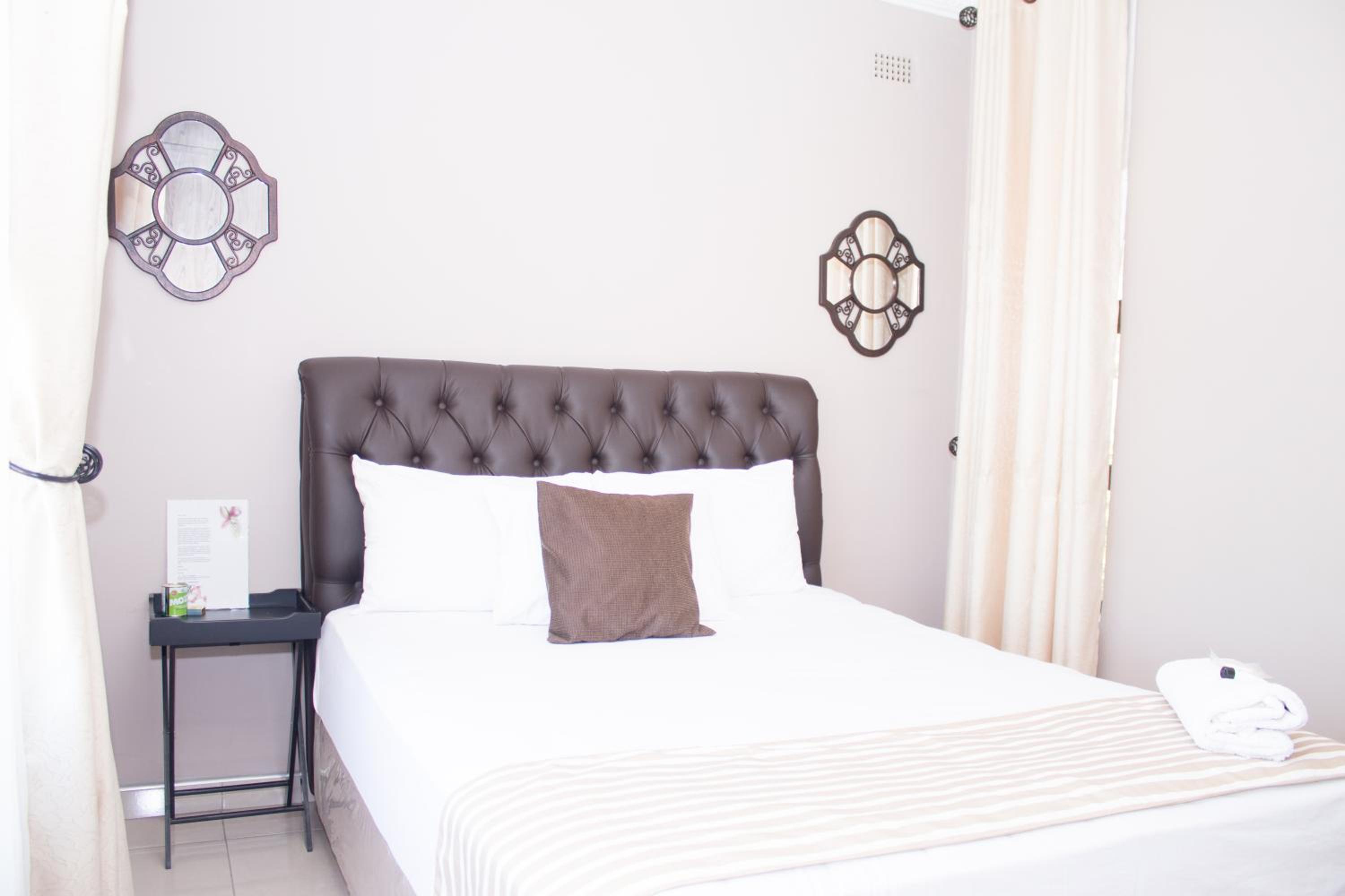 Double Room with Shared Bathroom photo 2