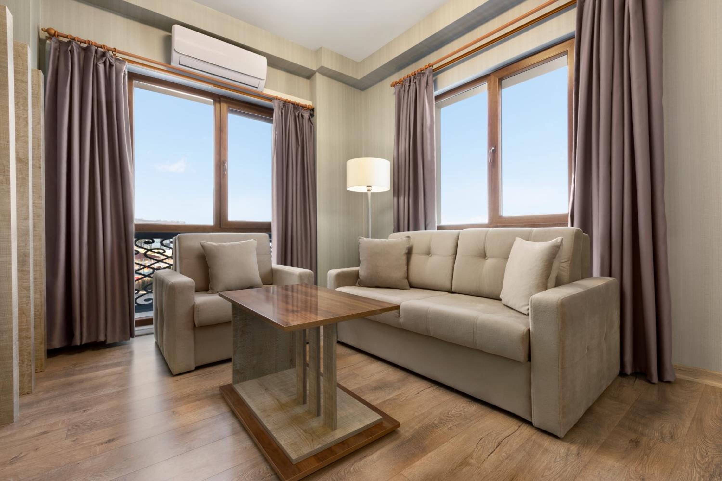 Junior King Suite - Non-Smoking - Photo 6