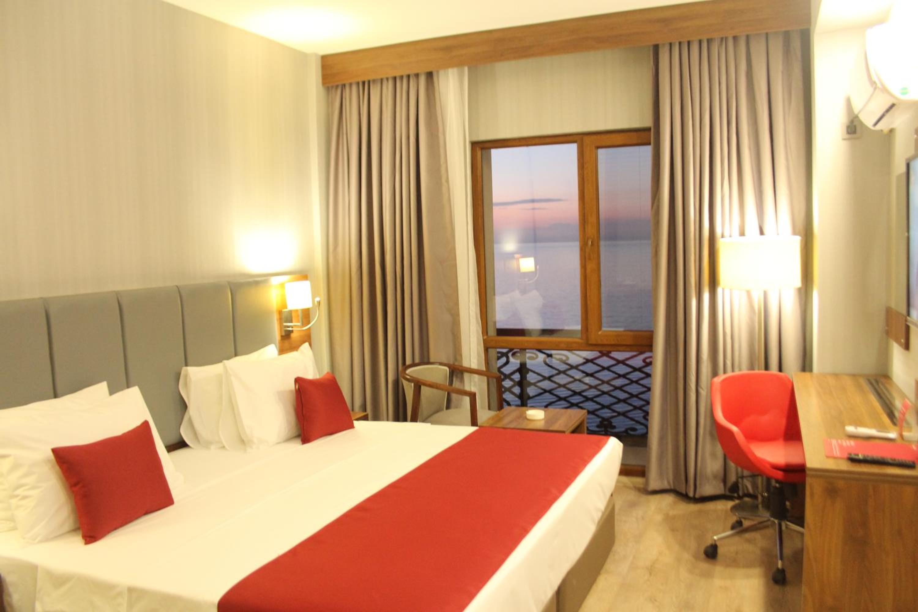 Junior King Suite - Non-Smoking - Photo 5