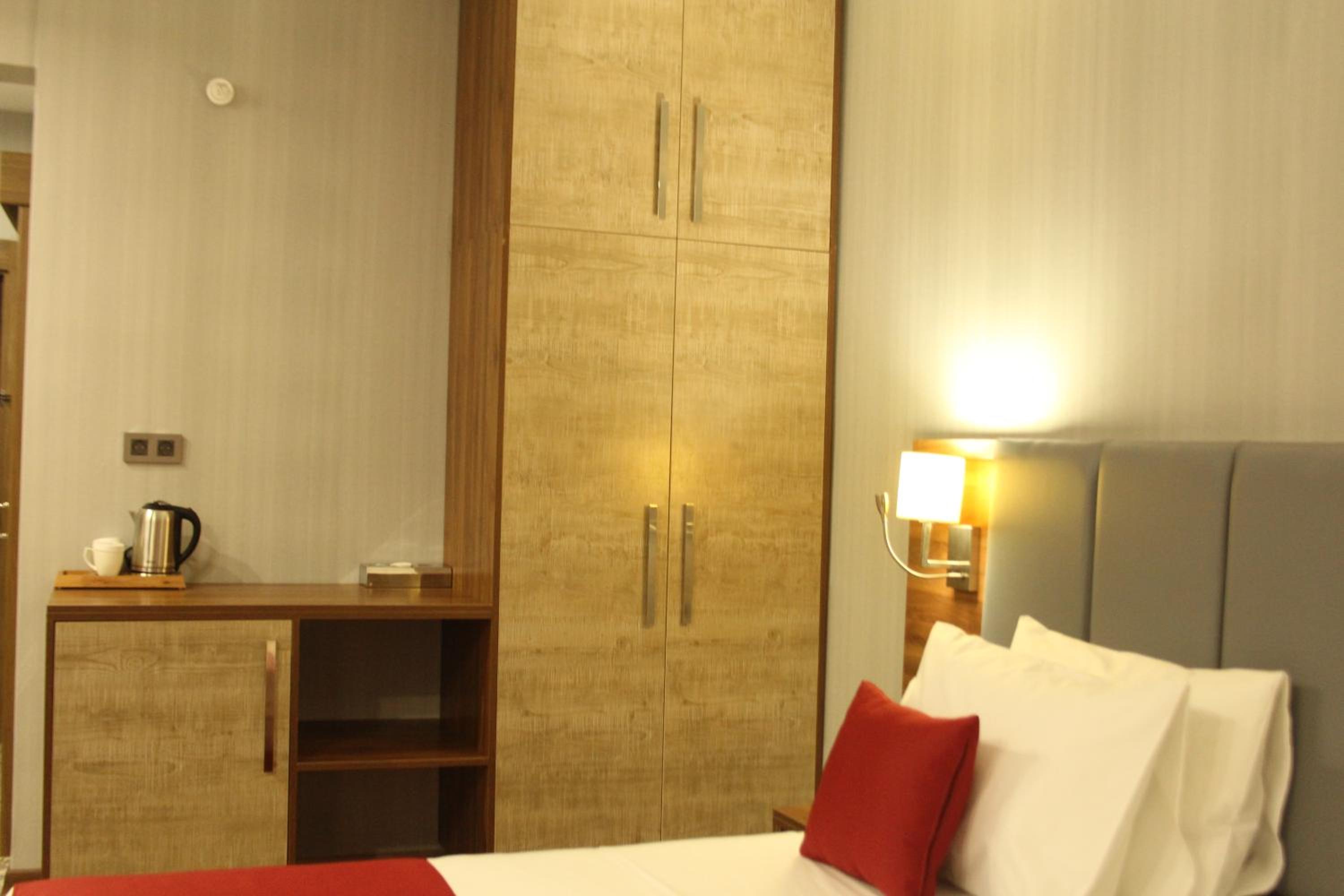 Twin Room - Non-Smoking - Photo 1