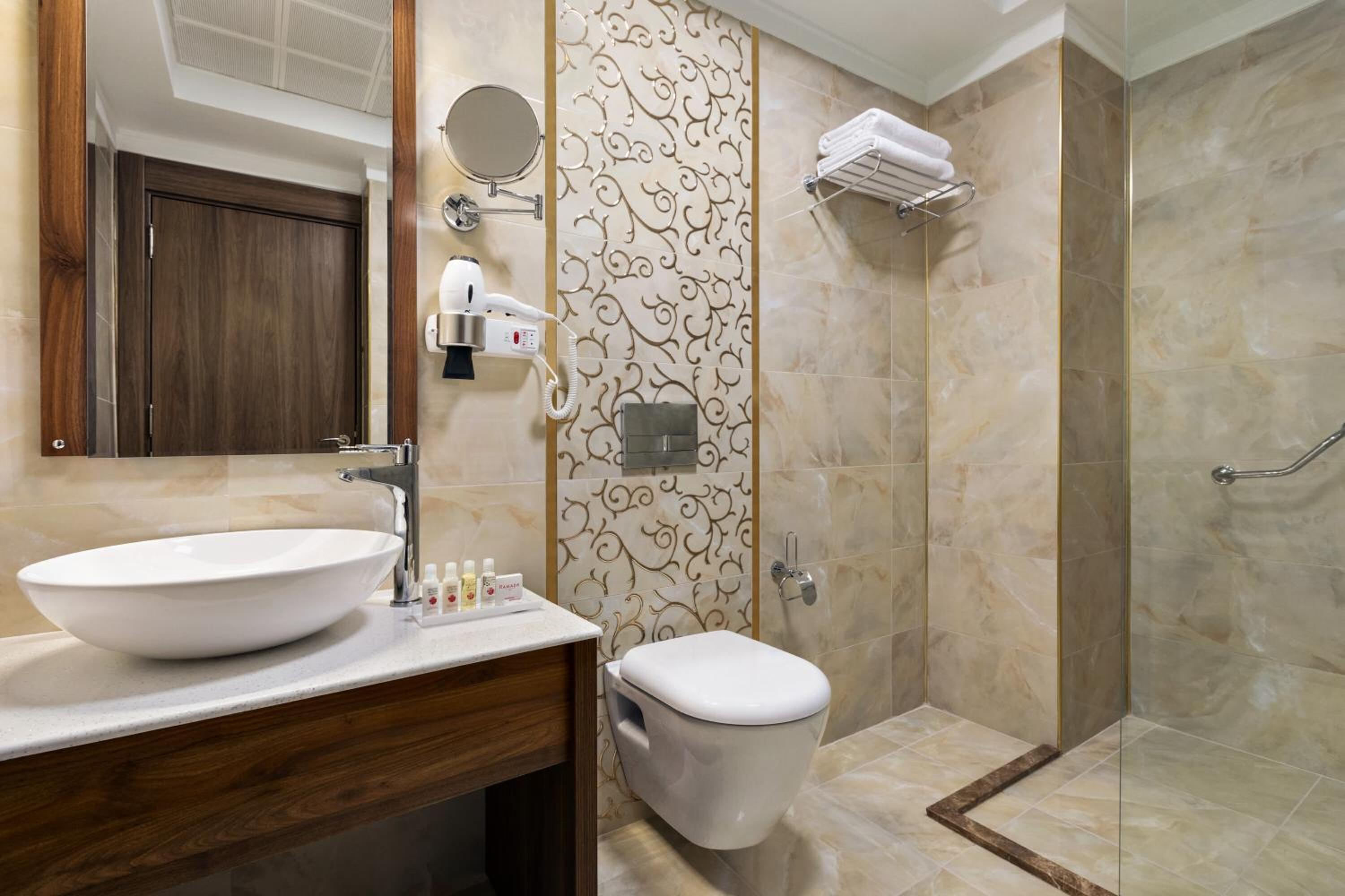 King Suite - Non-Smoking - Photo 4