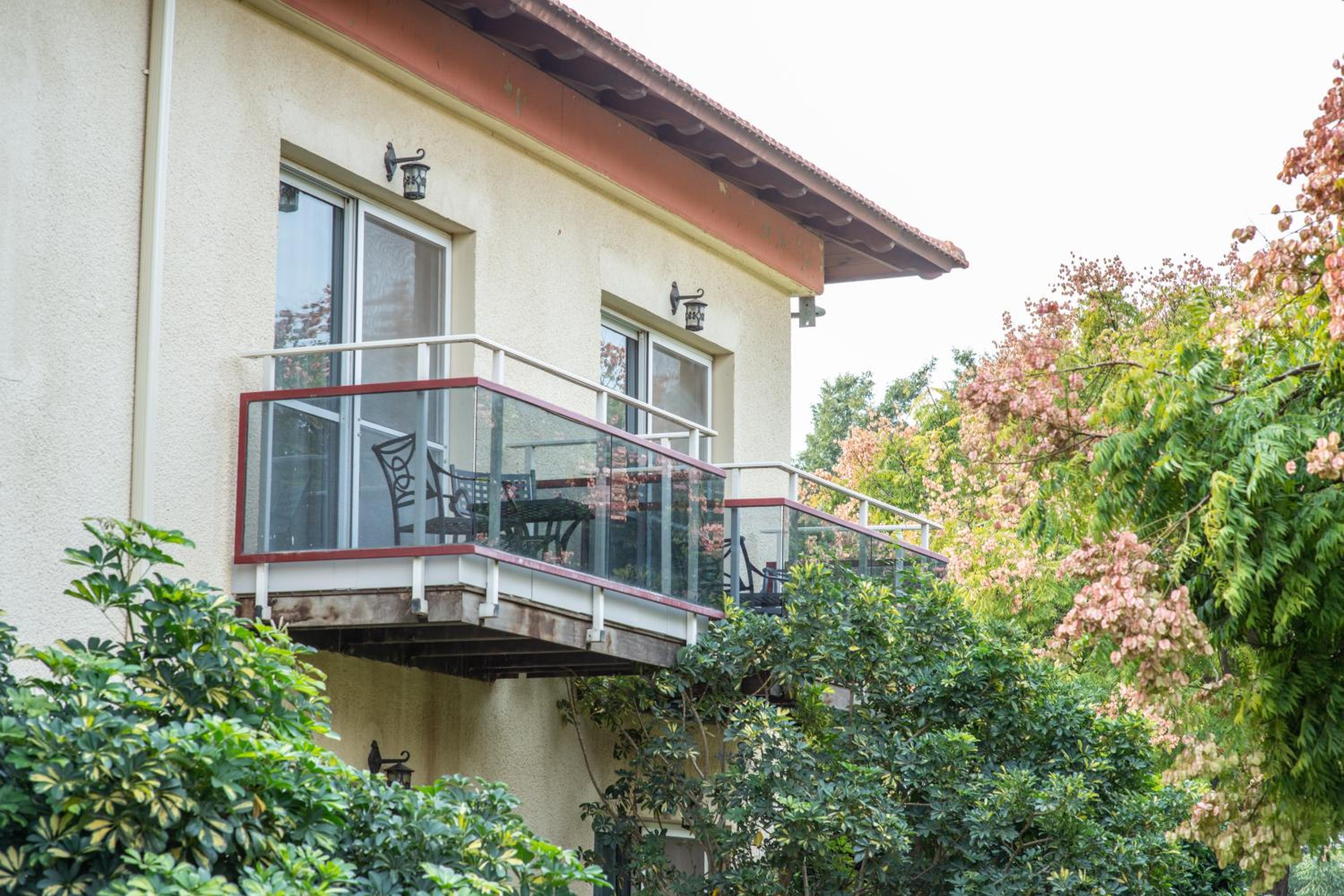Classic Balcony Room – Upper Floor - Photo 9