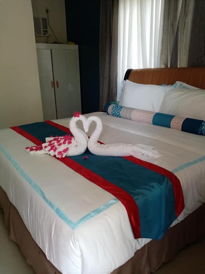Deluxe King Room - Photo 7