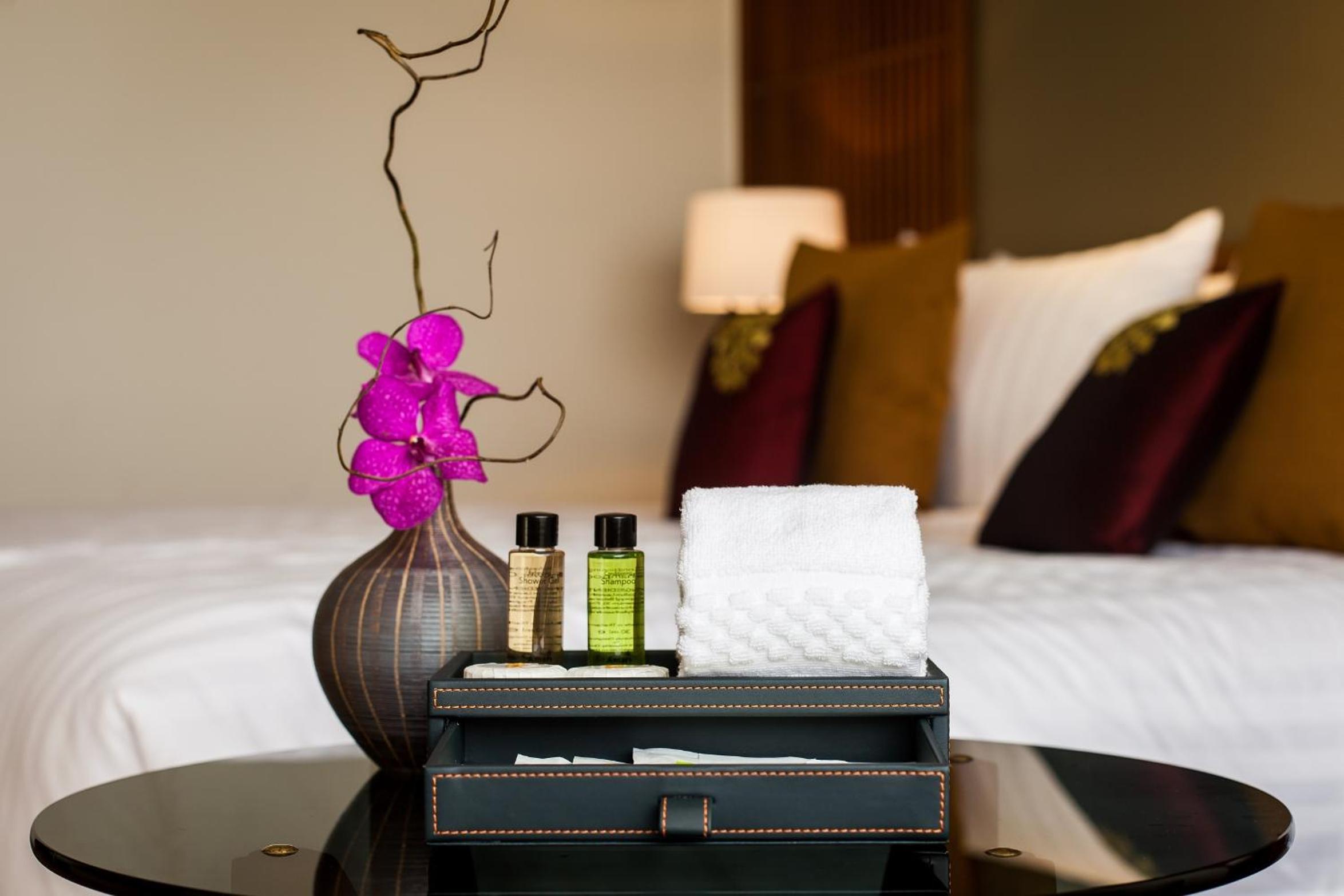 Deluxe King Room with Pool View photo 2