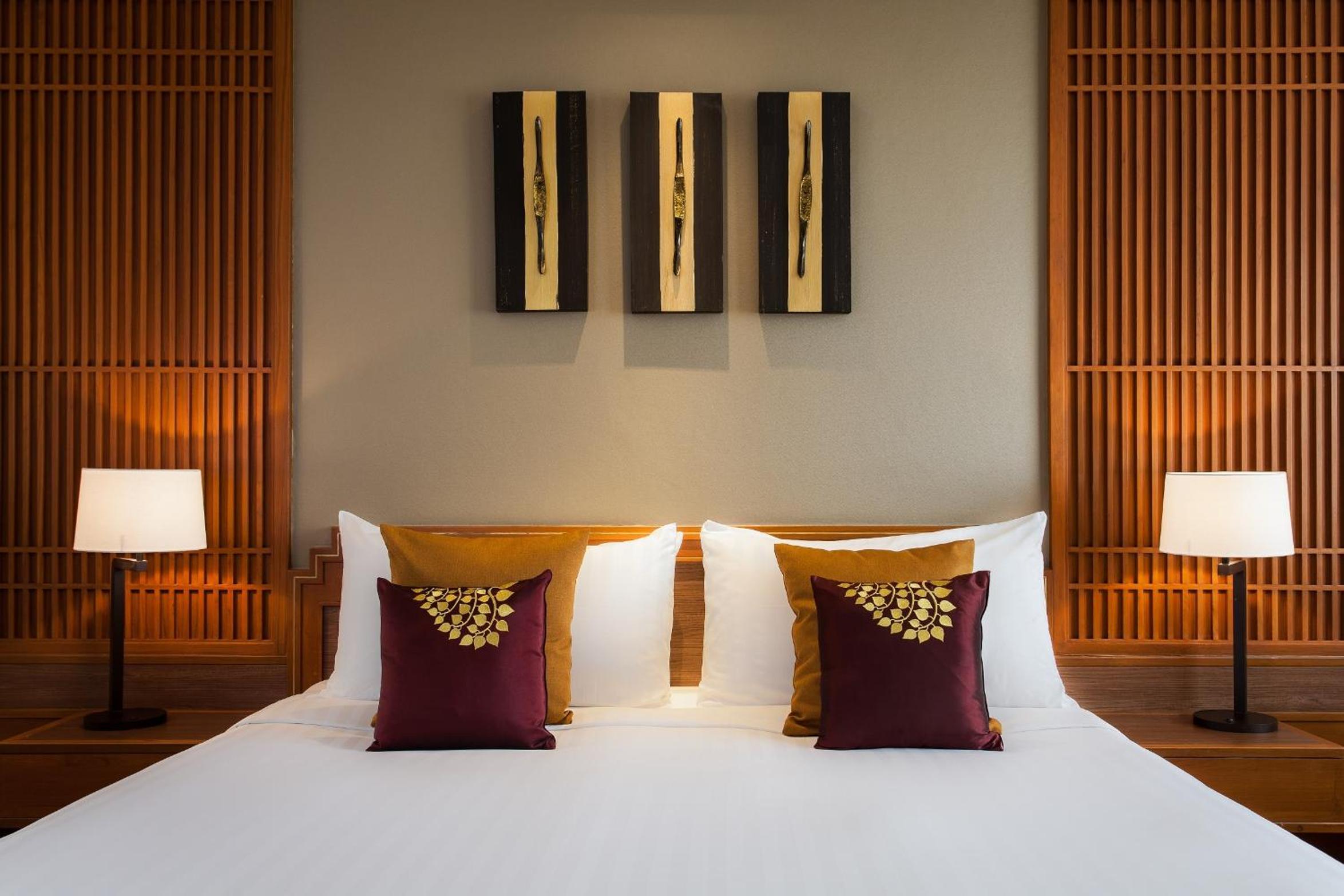 Deluxe King Room with Pool View