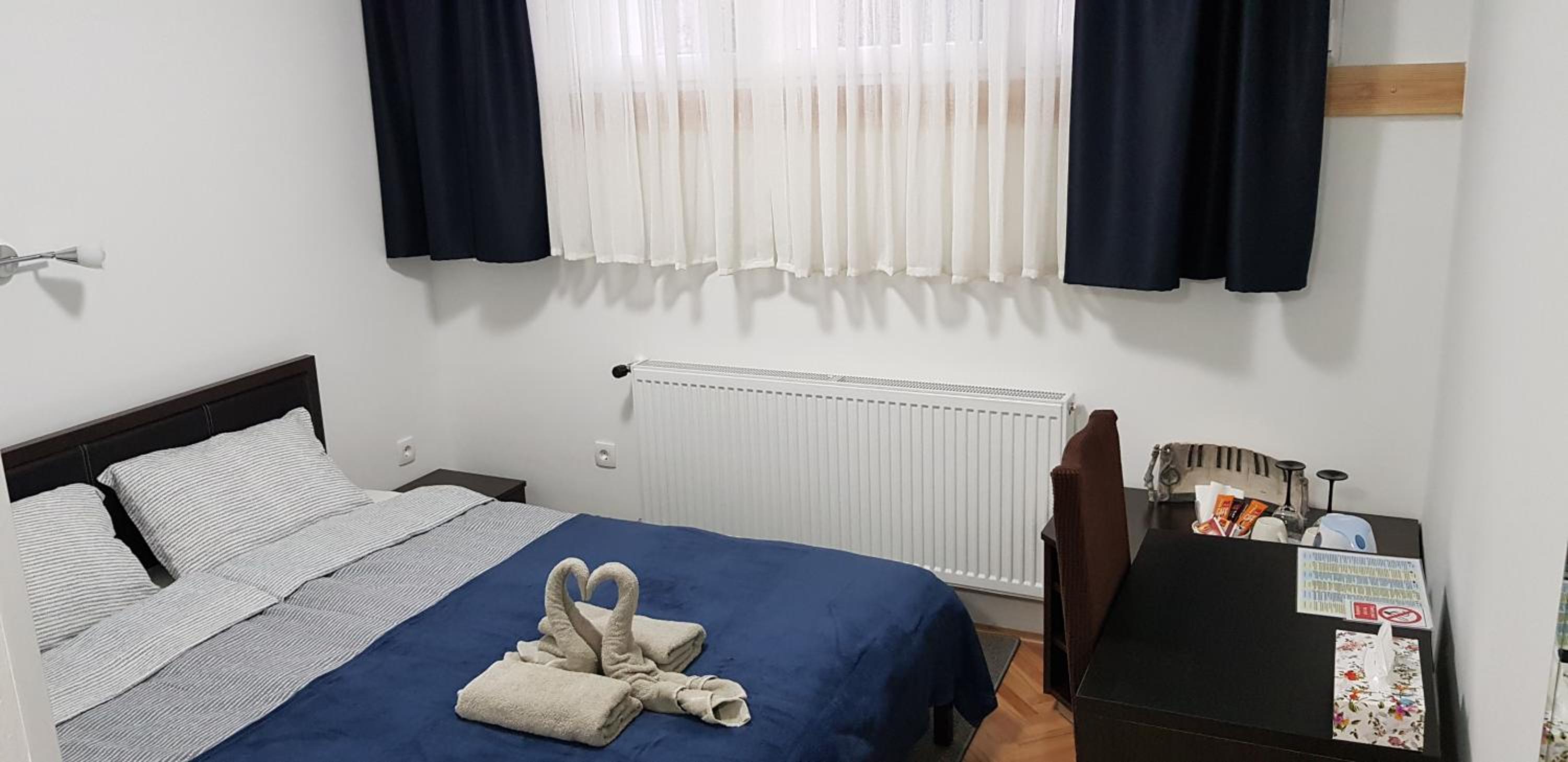 Double Room with Private Bathroom - Photo 10