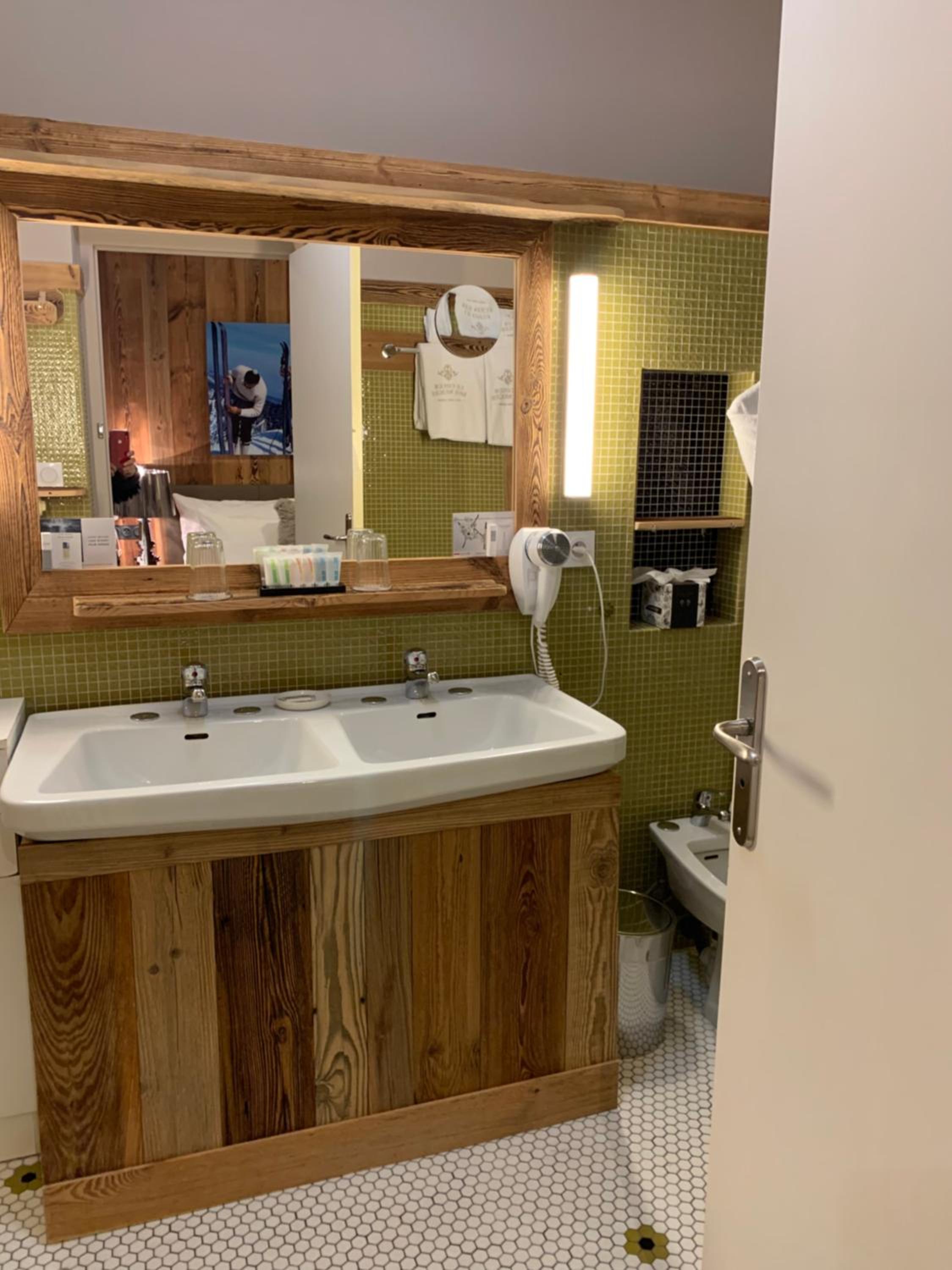 Deluxe Room - Photo 9