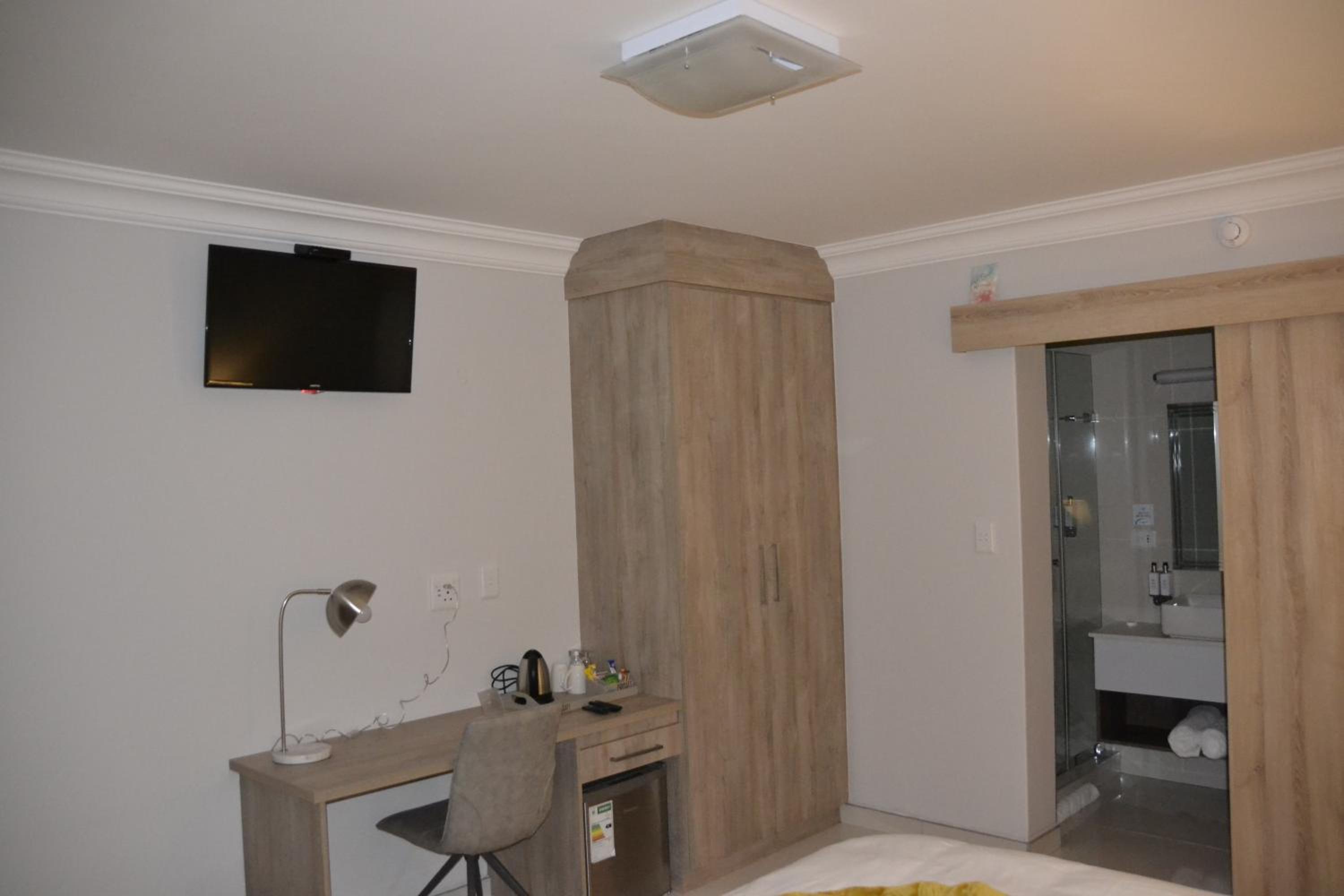 Deluxe King Room - Photo 3