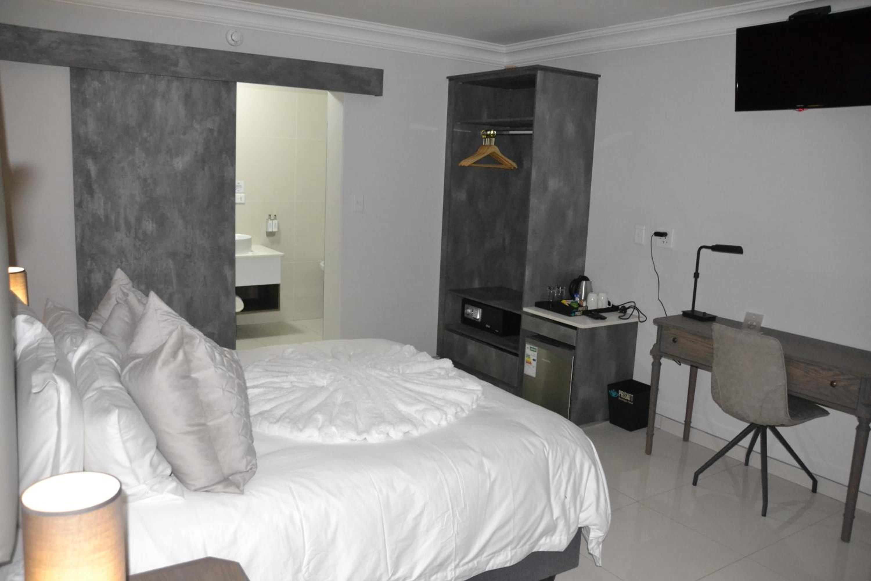 Deluxe King Room - Photo 5