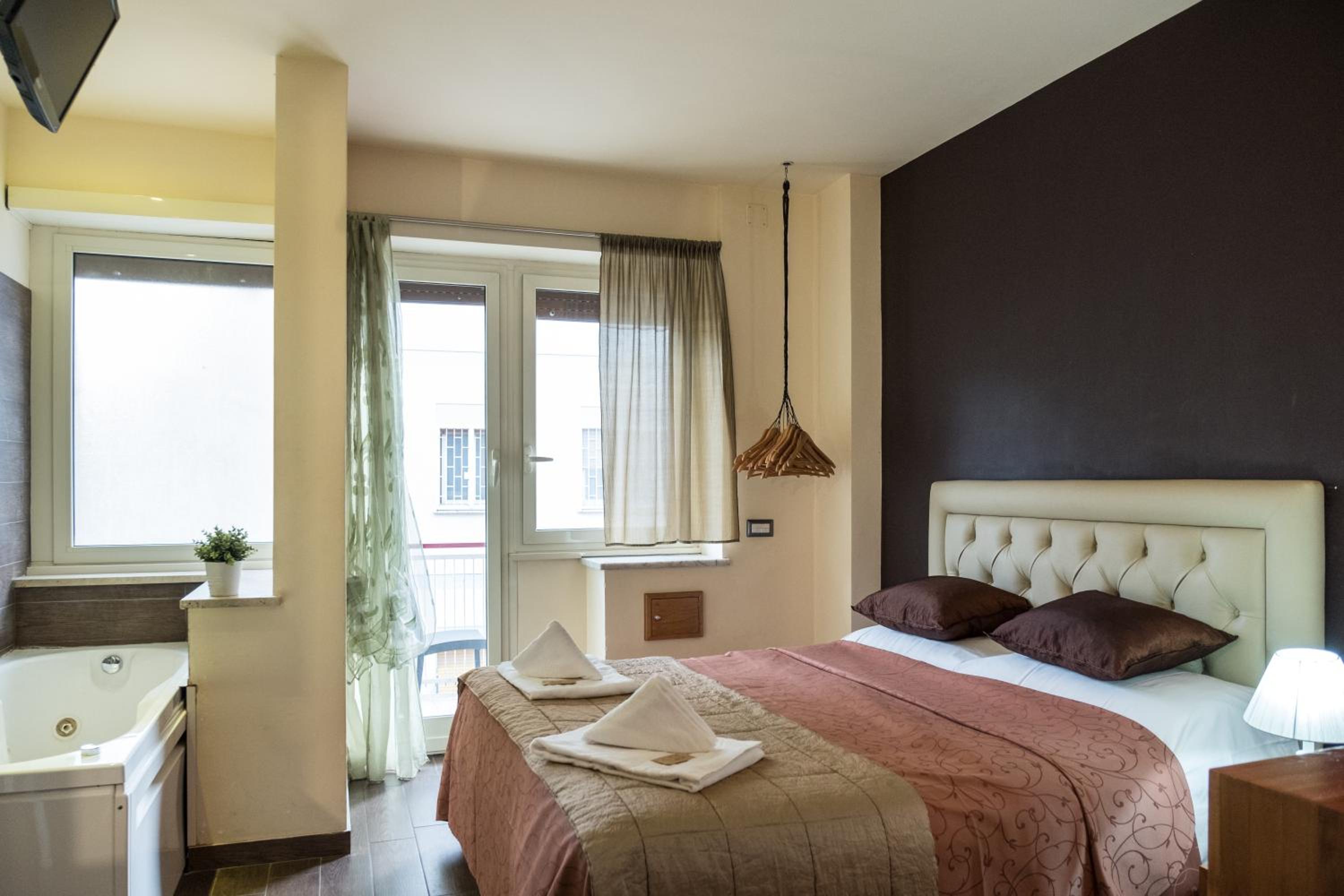 Double Room with Spa Bath and Balcony photo 1