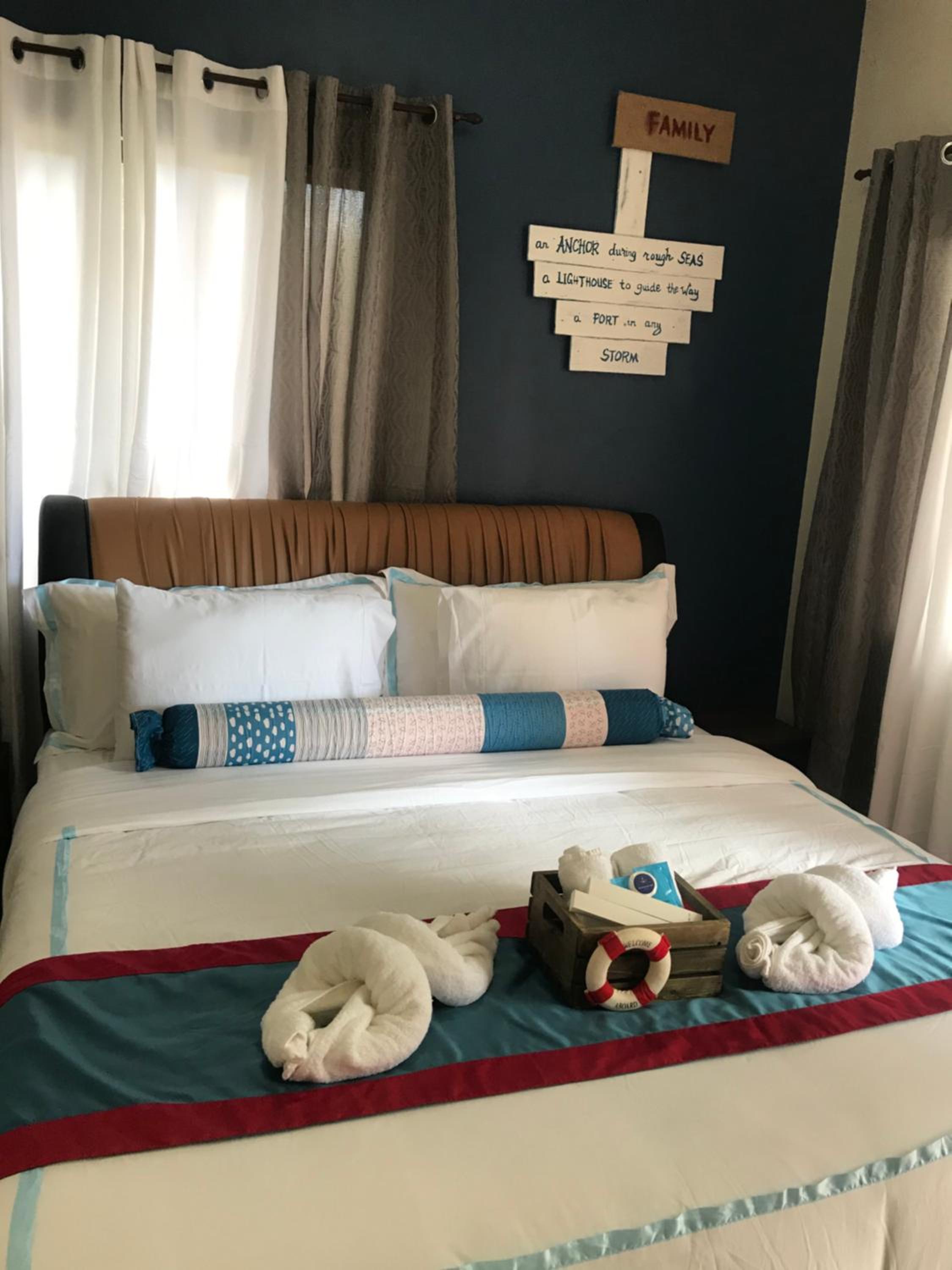 Deluxe King Room - Photo 11